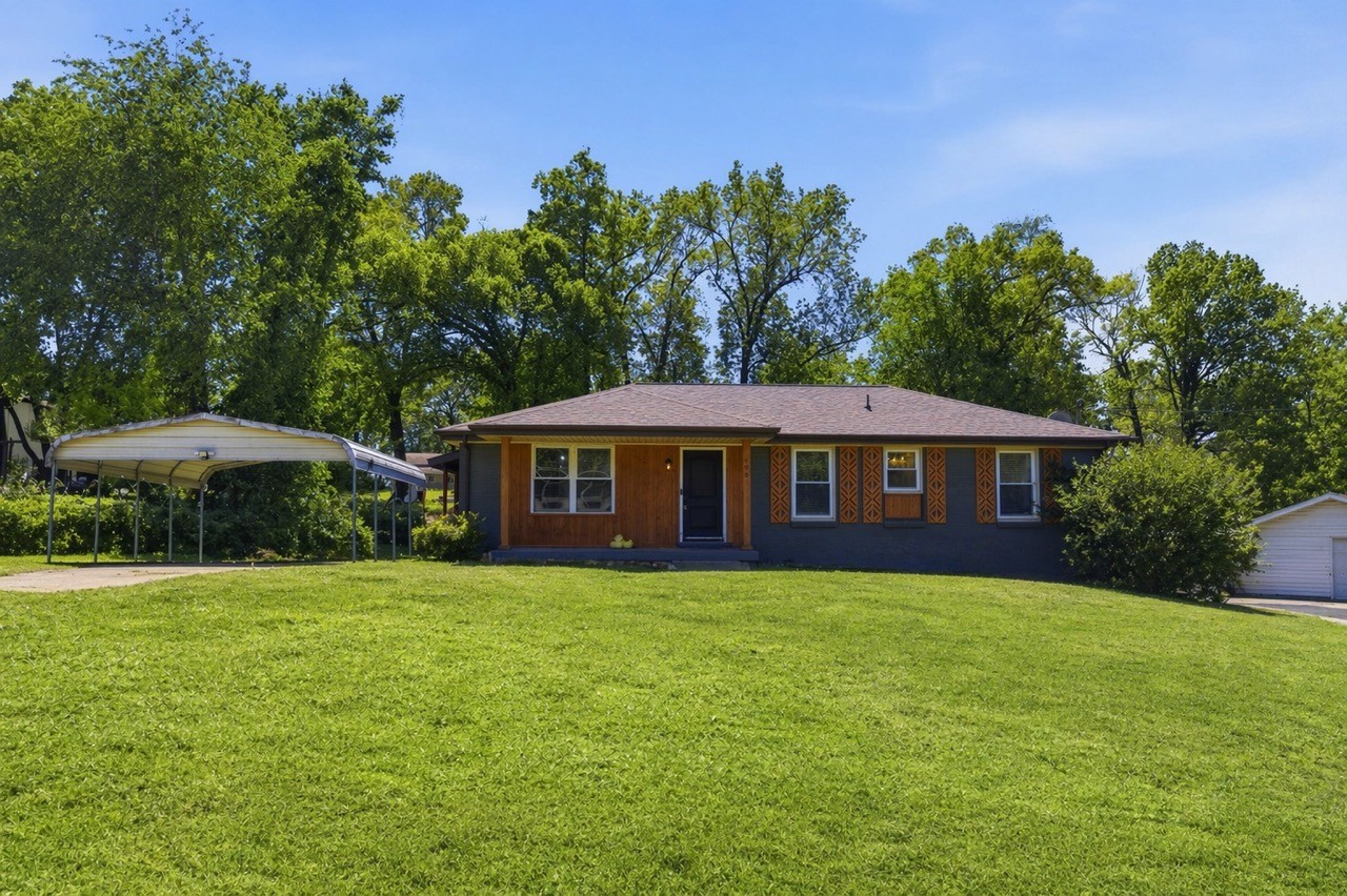 158 Lexington Dr Property Photo 1