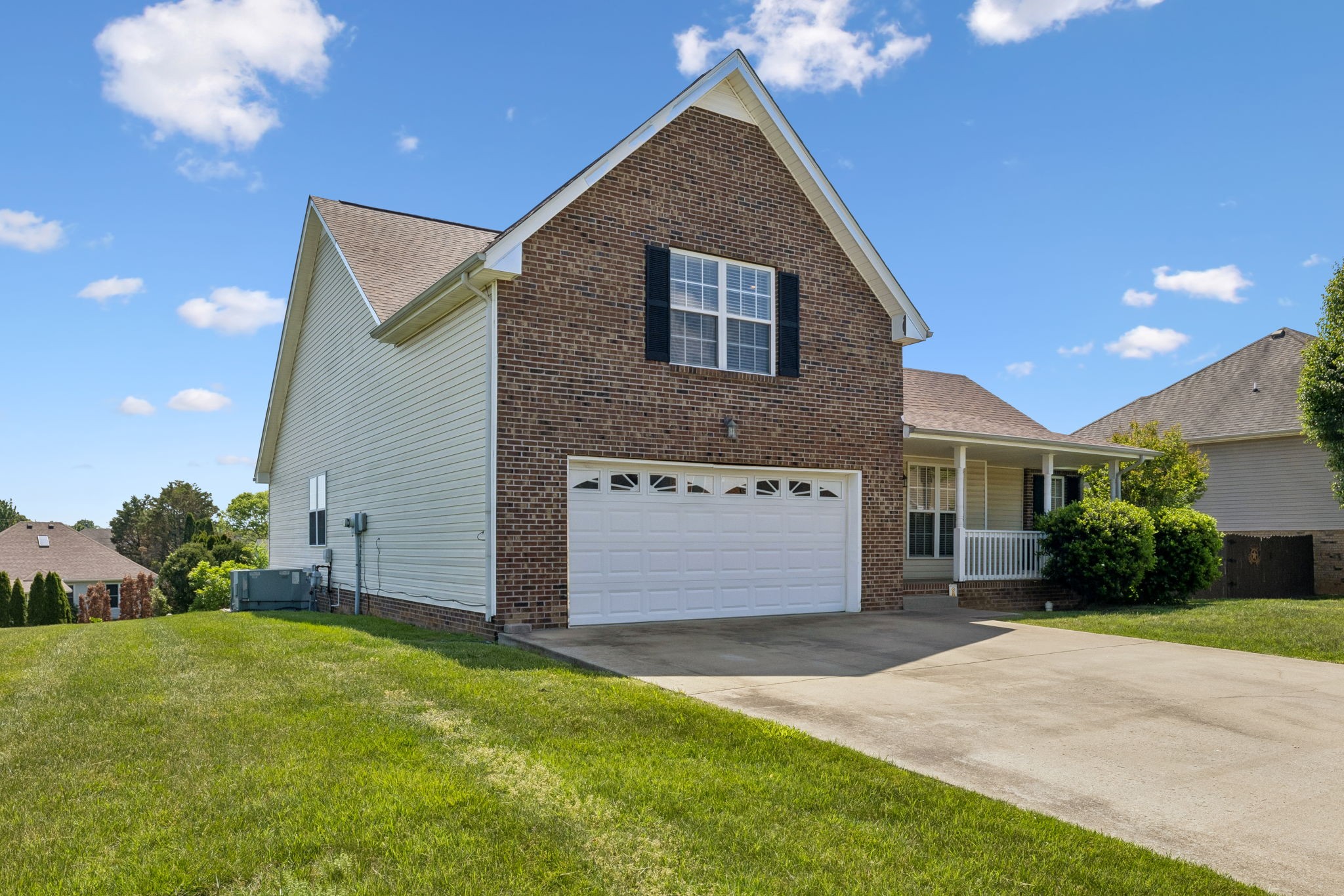 688 Fallbrook Ln Property Photo 3