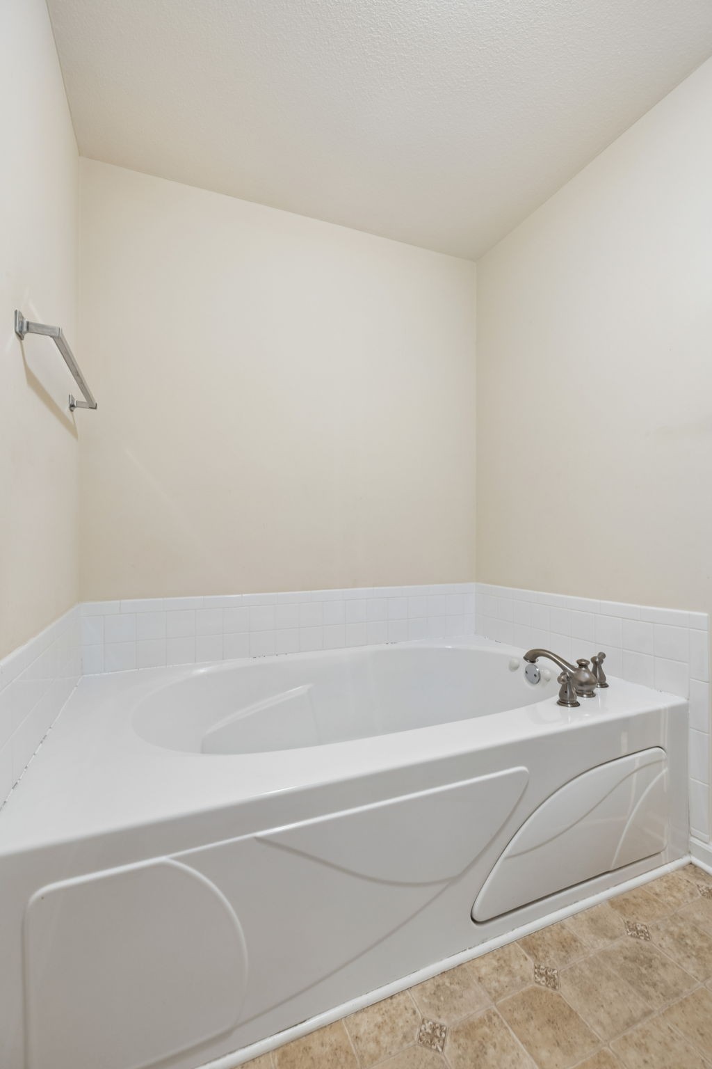 688 Fallbrook Ln Property Photo 34