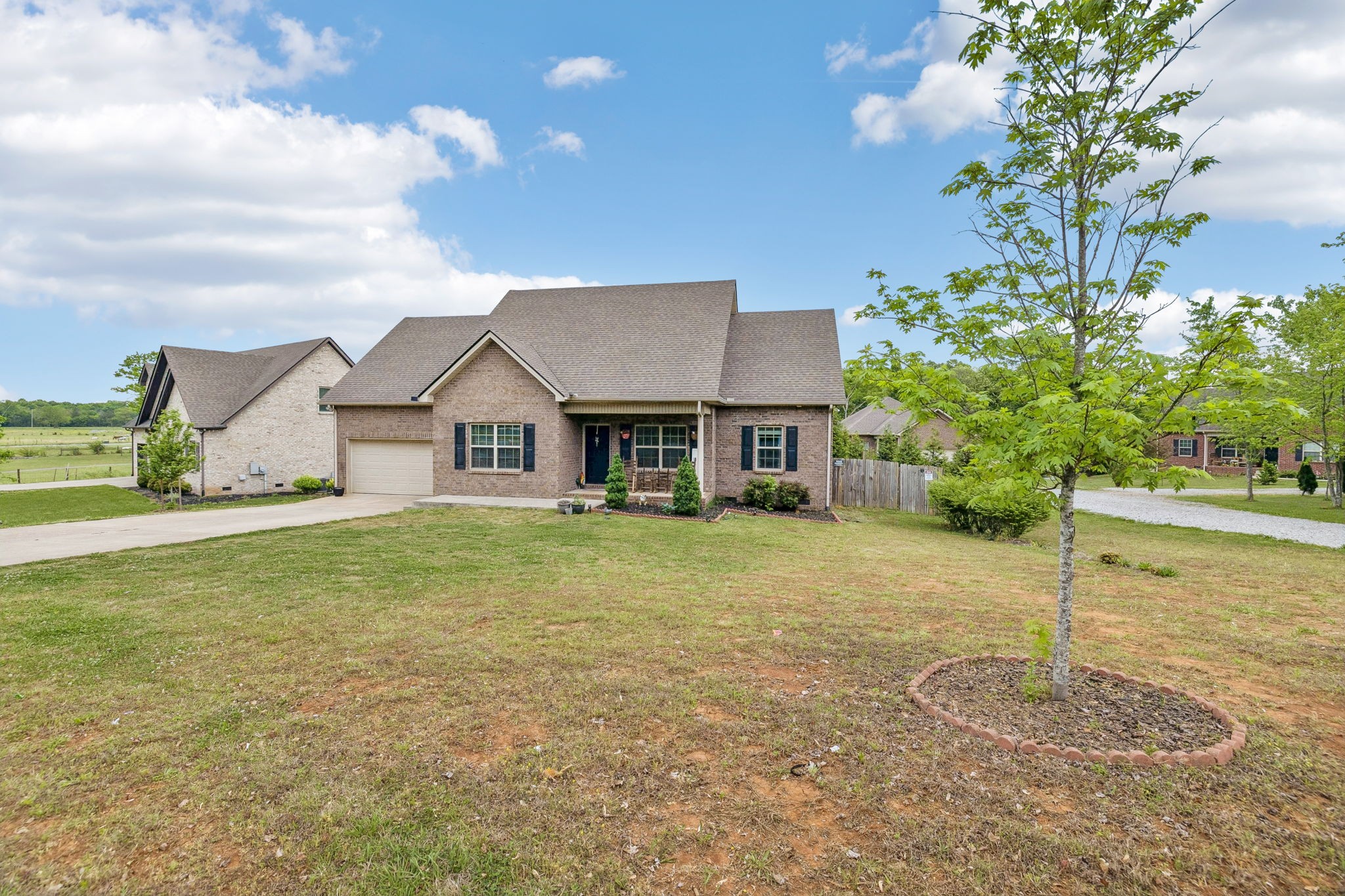 592 Twin Oak Dr Property Photo 2