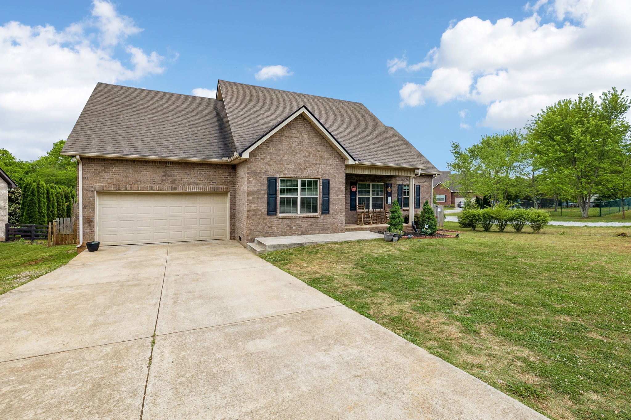 592 Twin Oak Dr Property Photo 3