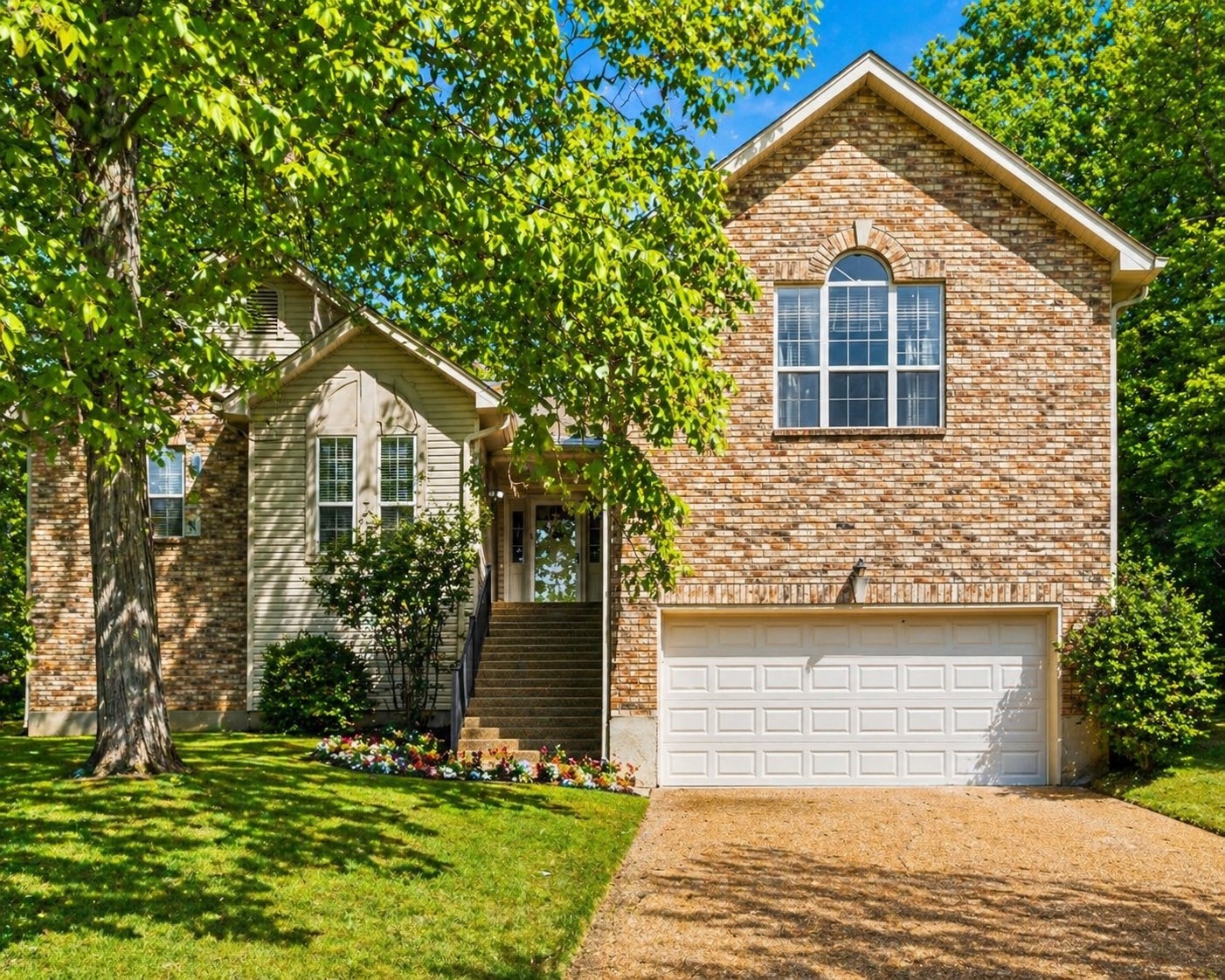 405 Newberry Ct Property Photo 1