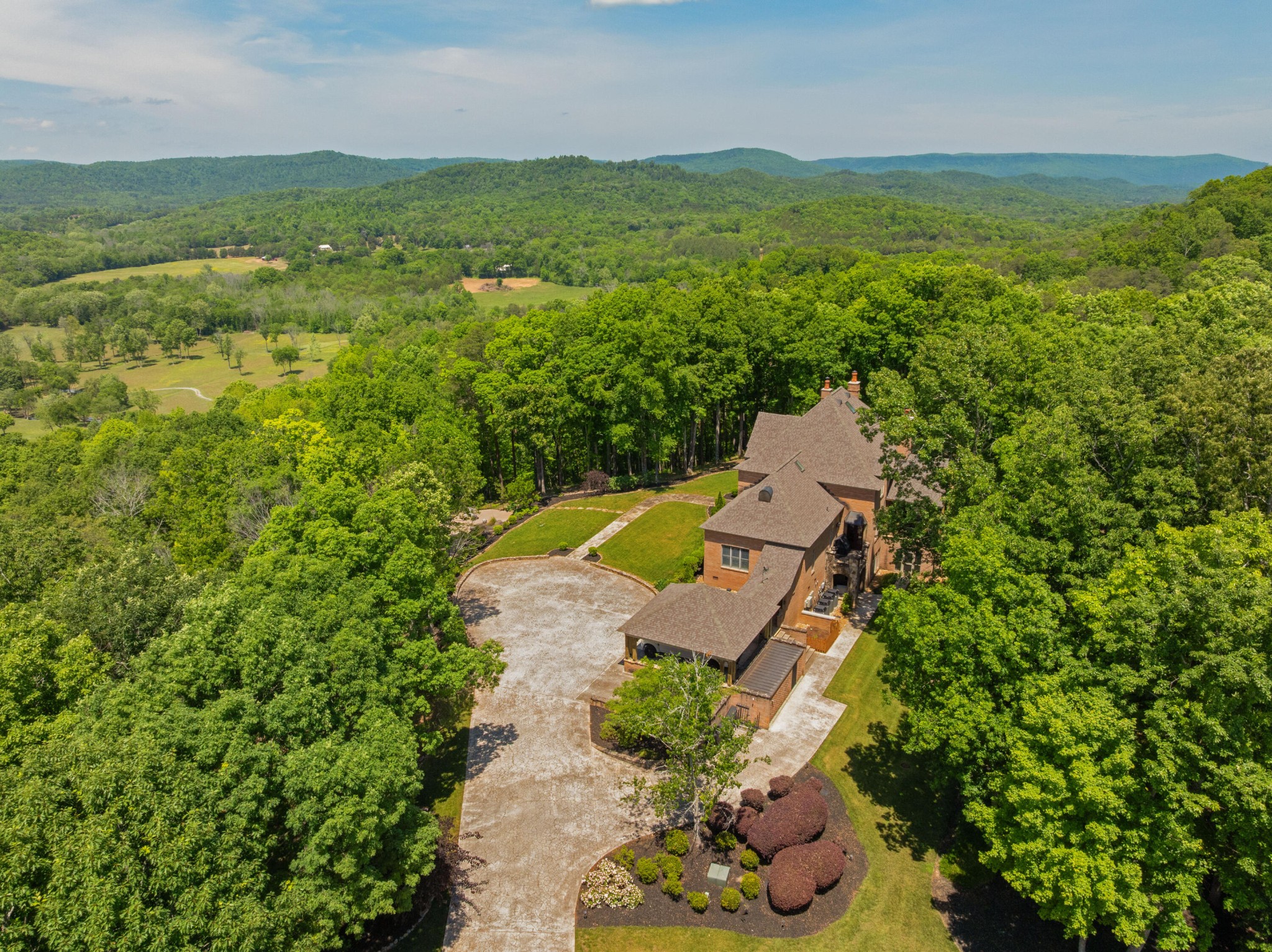 911 New England Road Property Photo 4