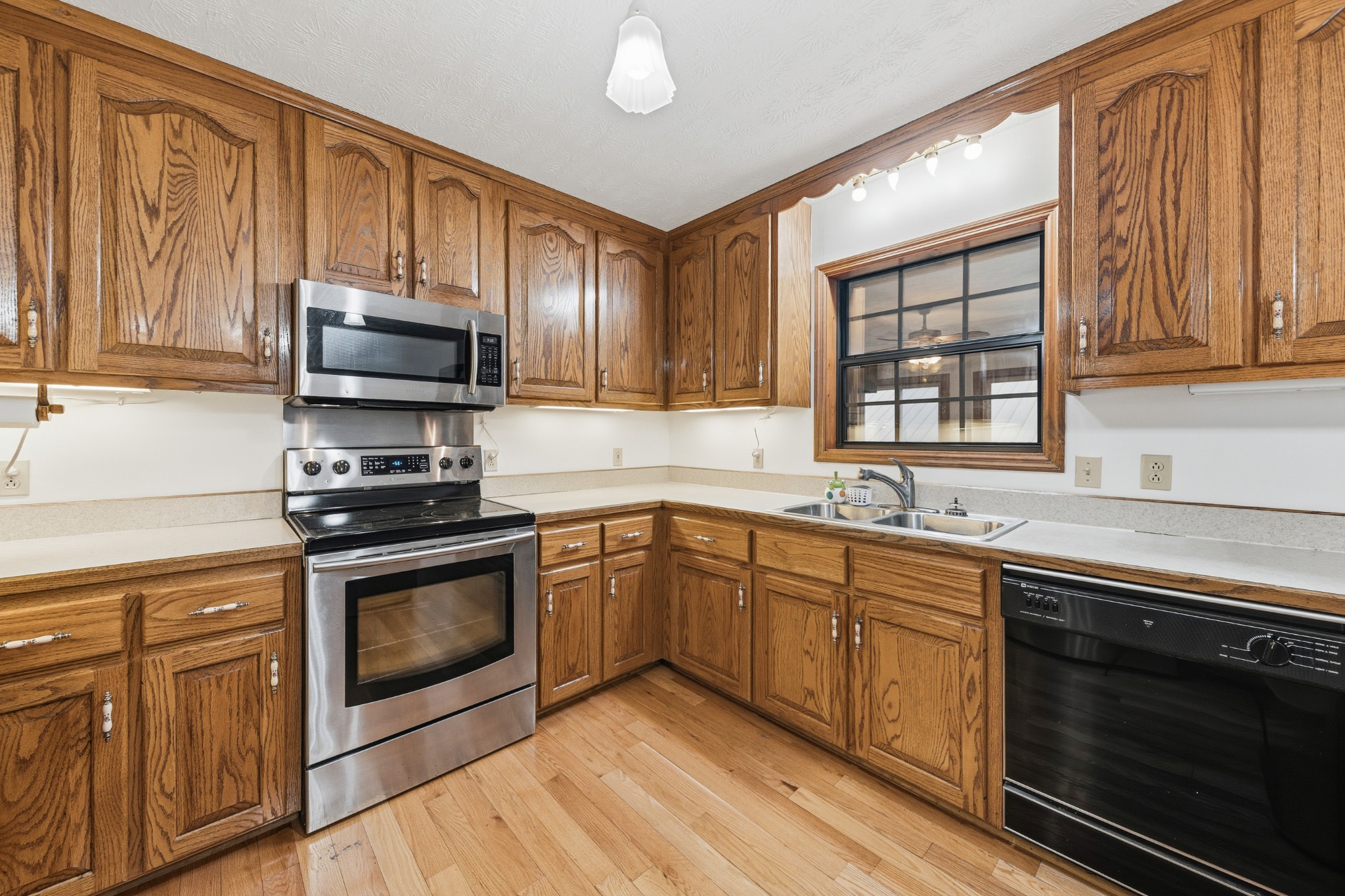5904 New Highway 7 Property Photo 9