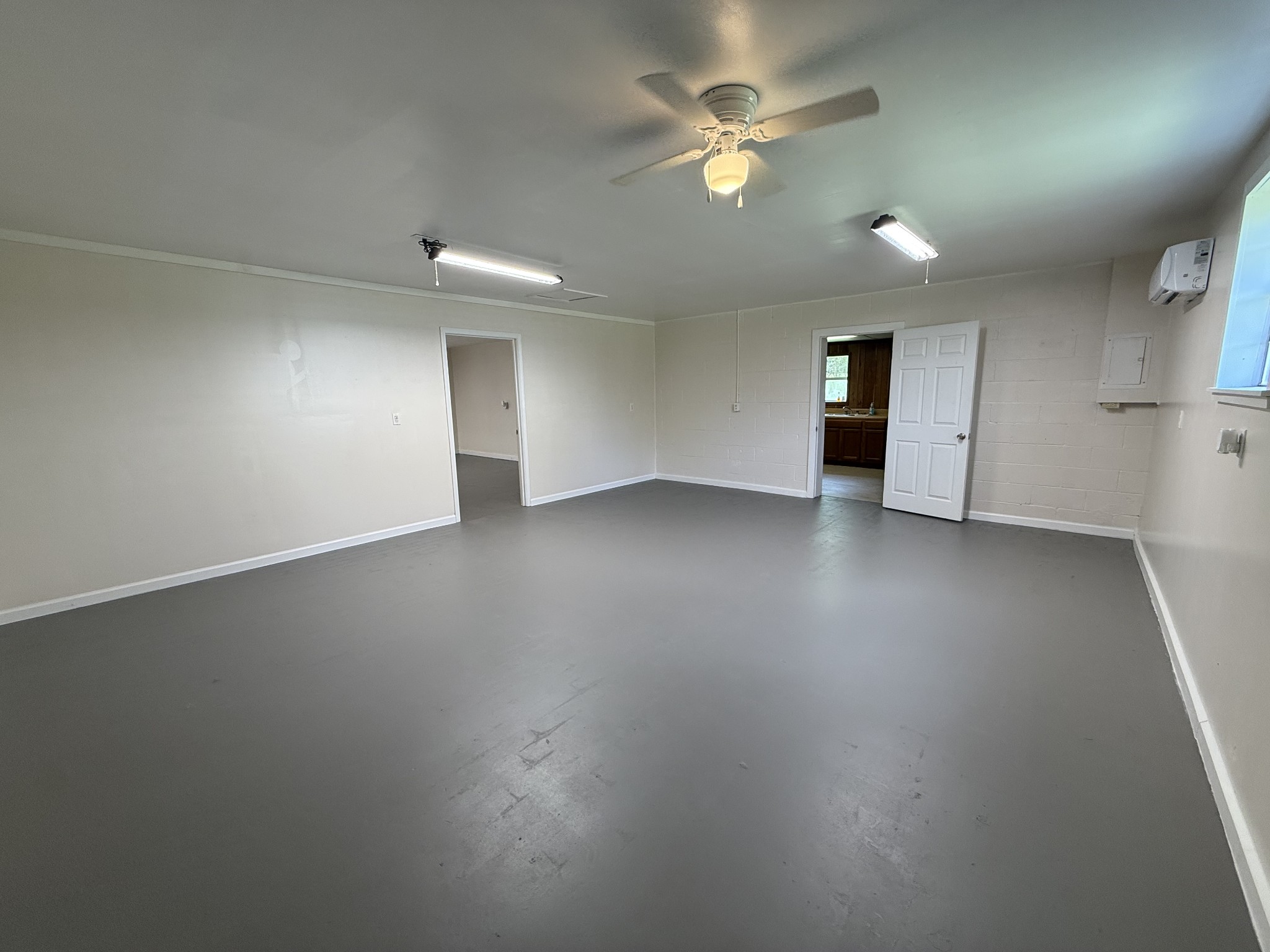 1074 S Main St Property Photo 4