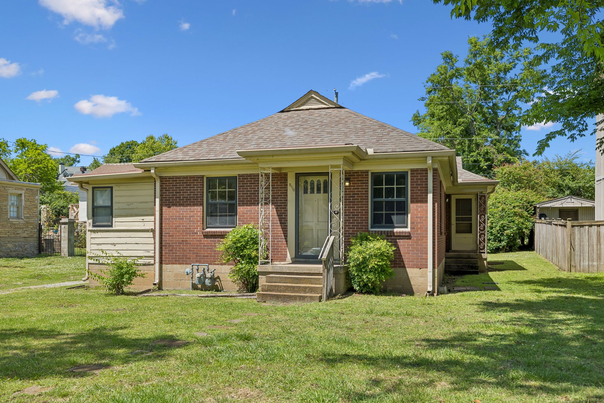 2110a W Linden Ave Property Photo 3