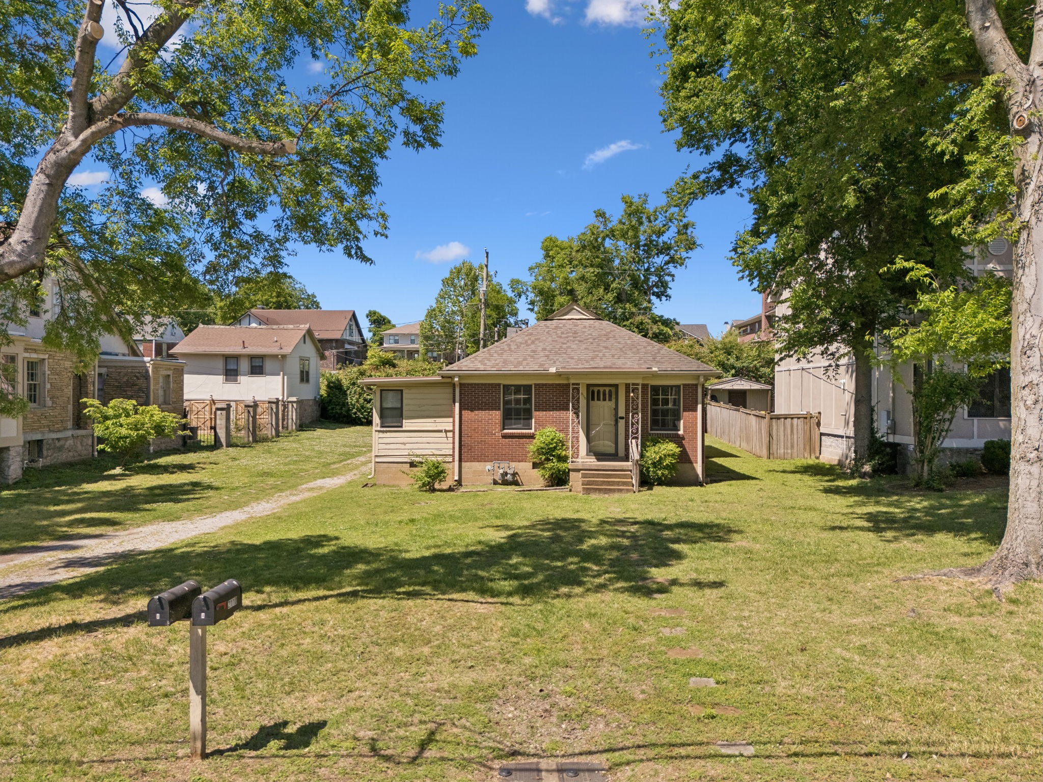 2110a W Linden Ave Property Photo 8