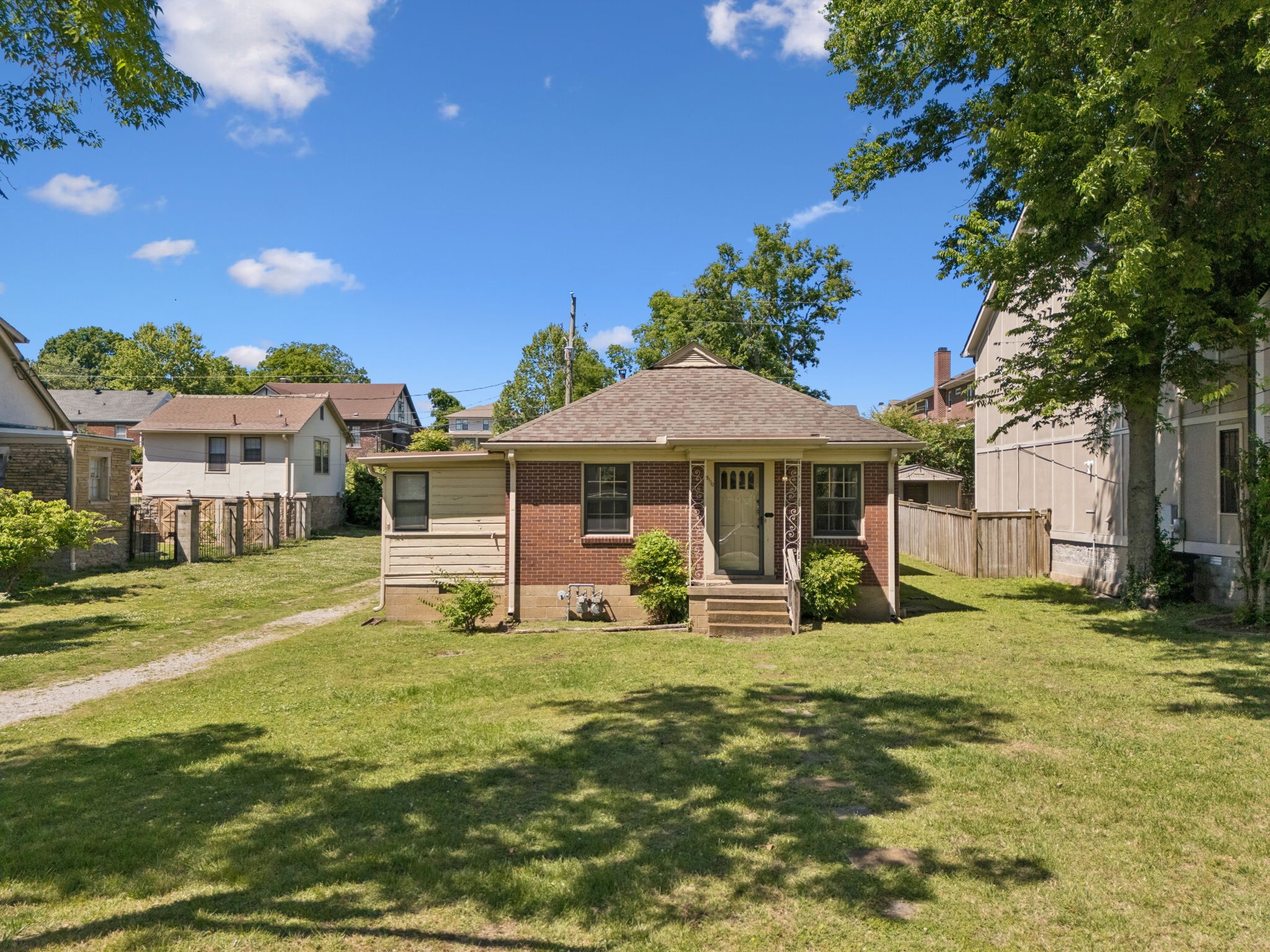 2110a W Linden Ave Property Photo 9