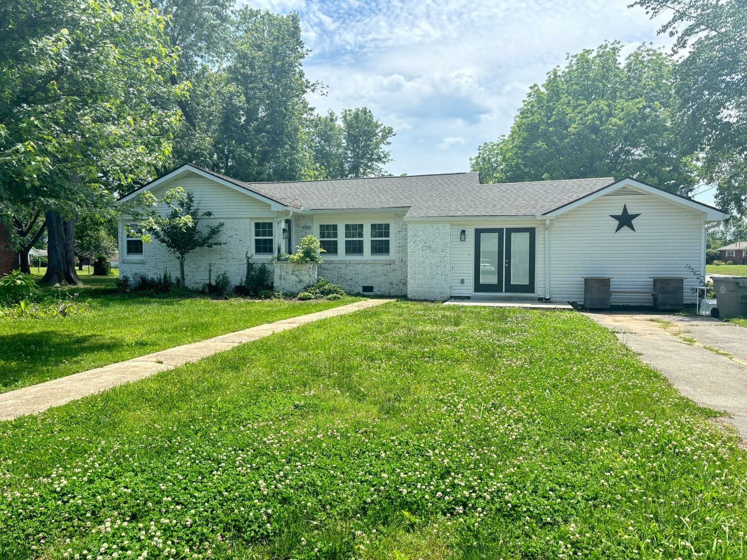 400 Circle Dr Property Photo 1