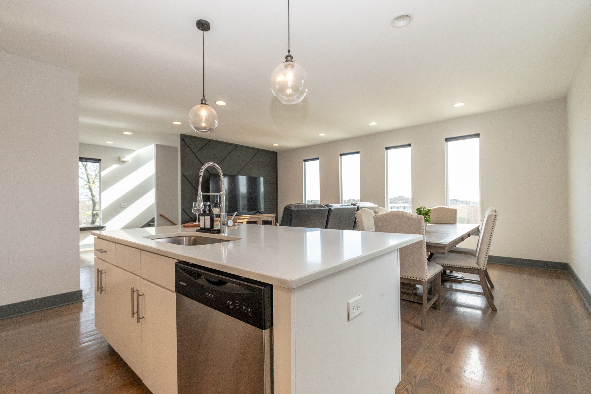 1208 Avondale Cir Property Photo 5