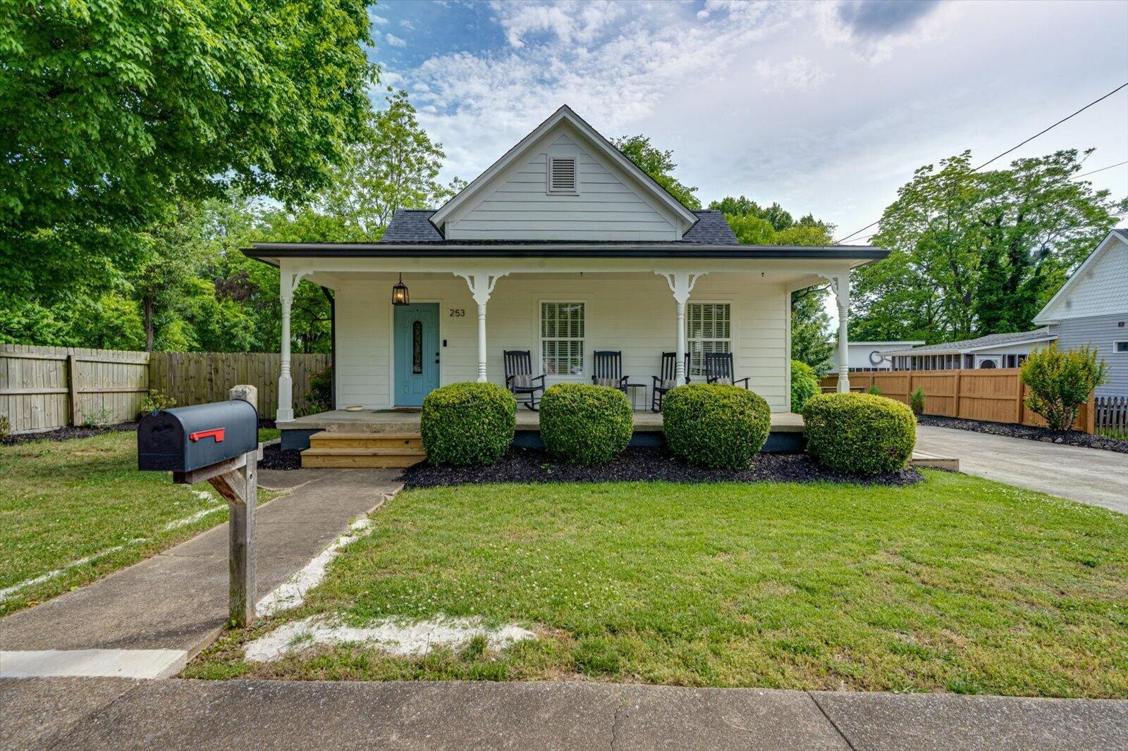 253 18th Street, NW Property Photo 1