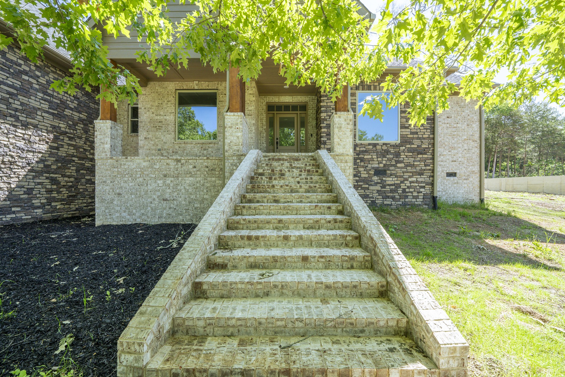 621 Bradley Ln Property Photo 1