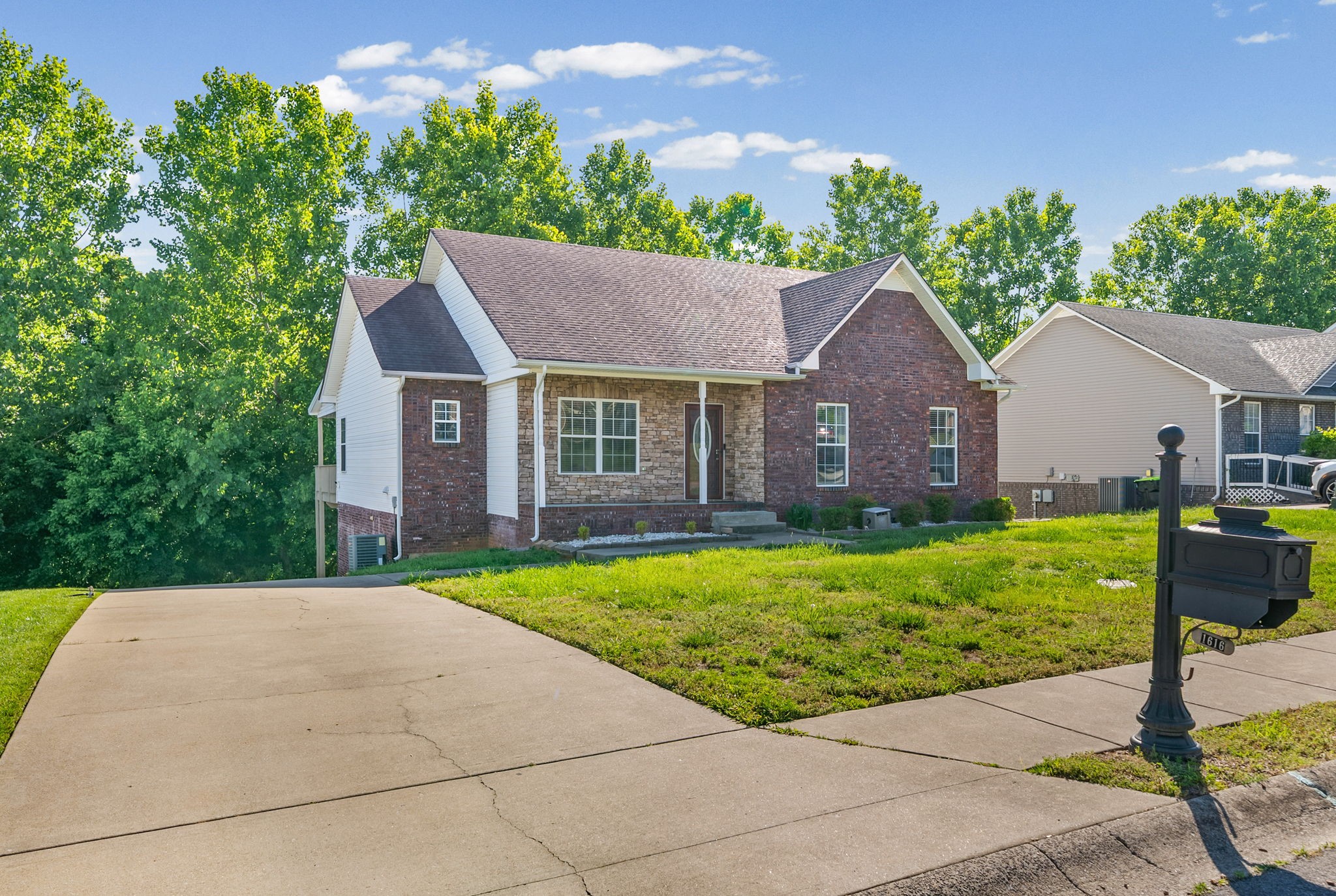 1616 Apache Way Property Photo 1