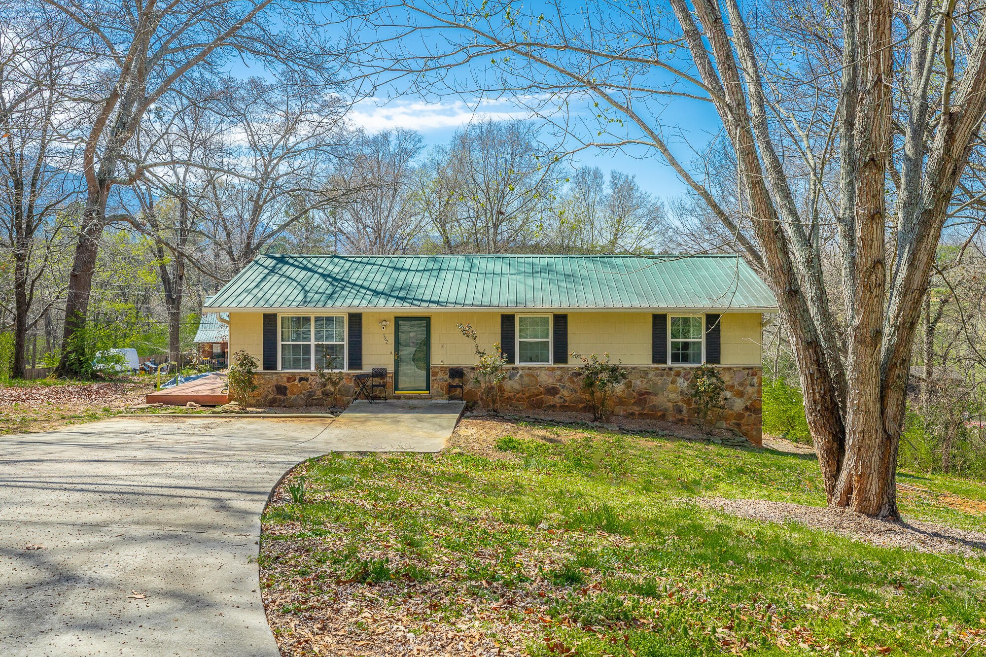 182 Woodbine Drive Property Photo 1