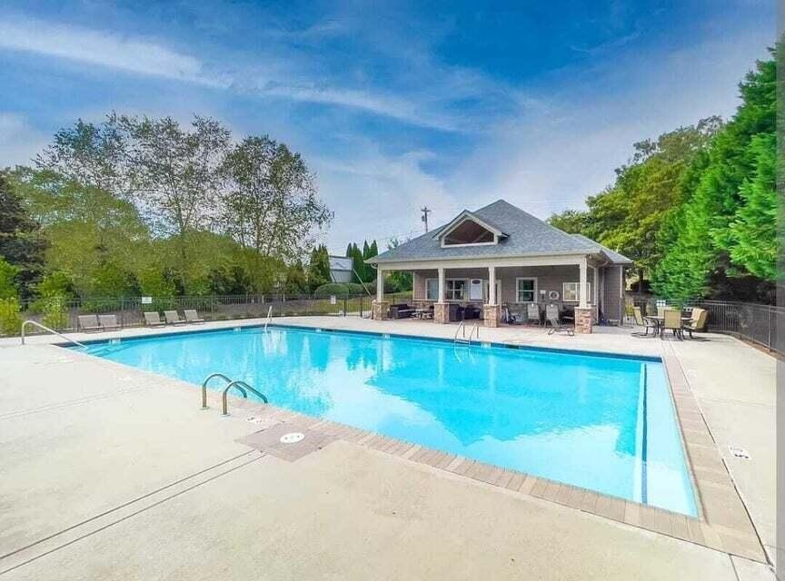 152 Winding Glen Drive, Nw Property Photo 3