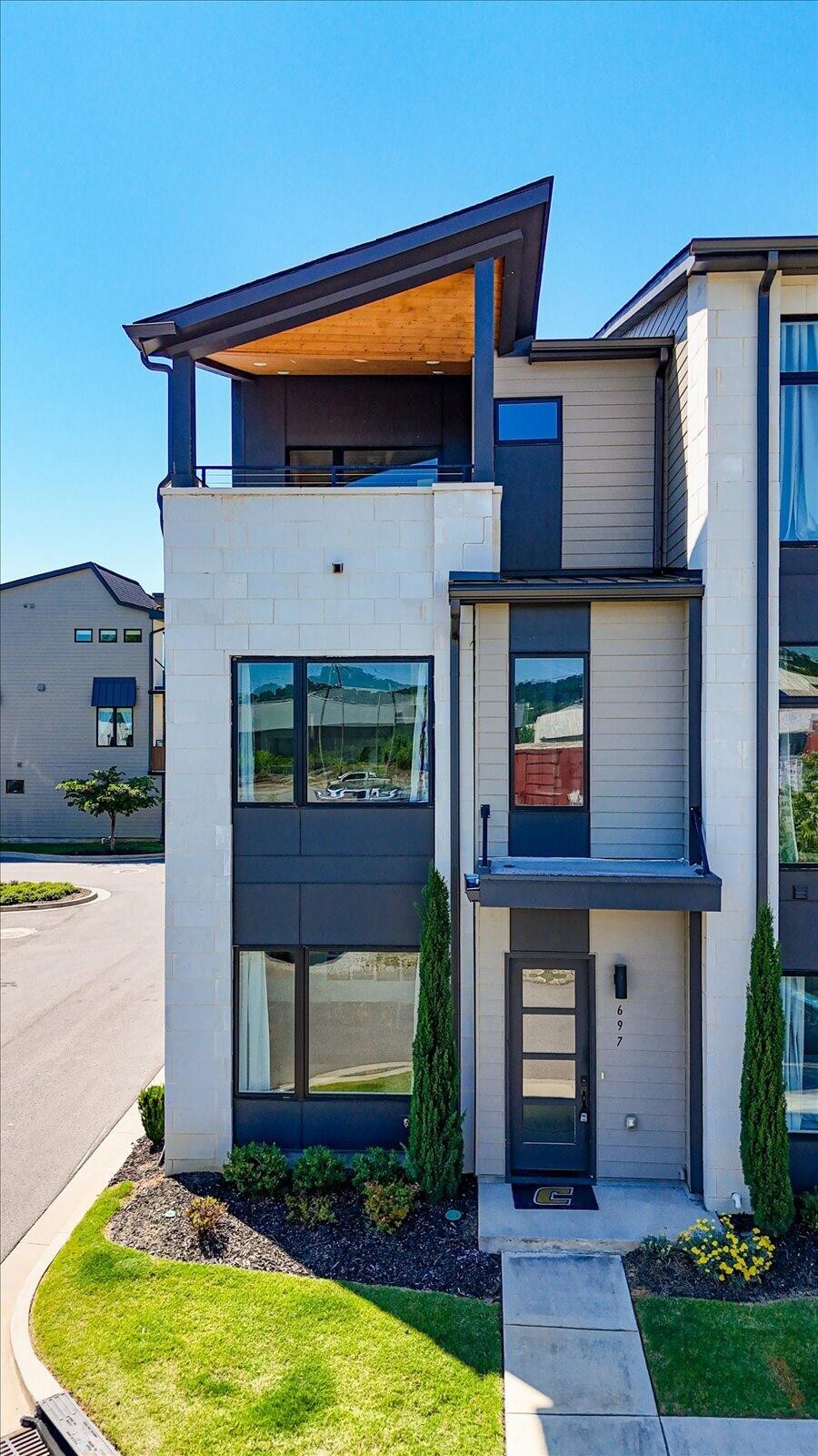 697 Burnside Place Property Photo 1
