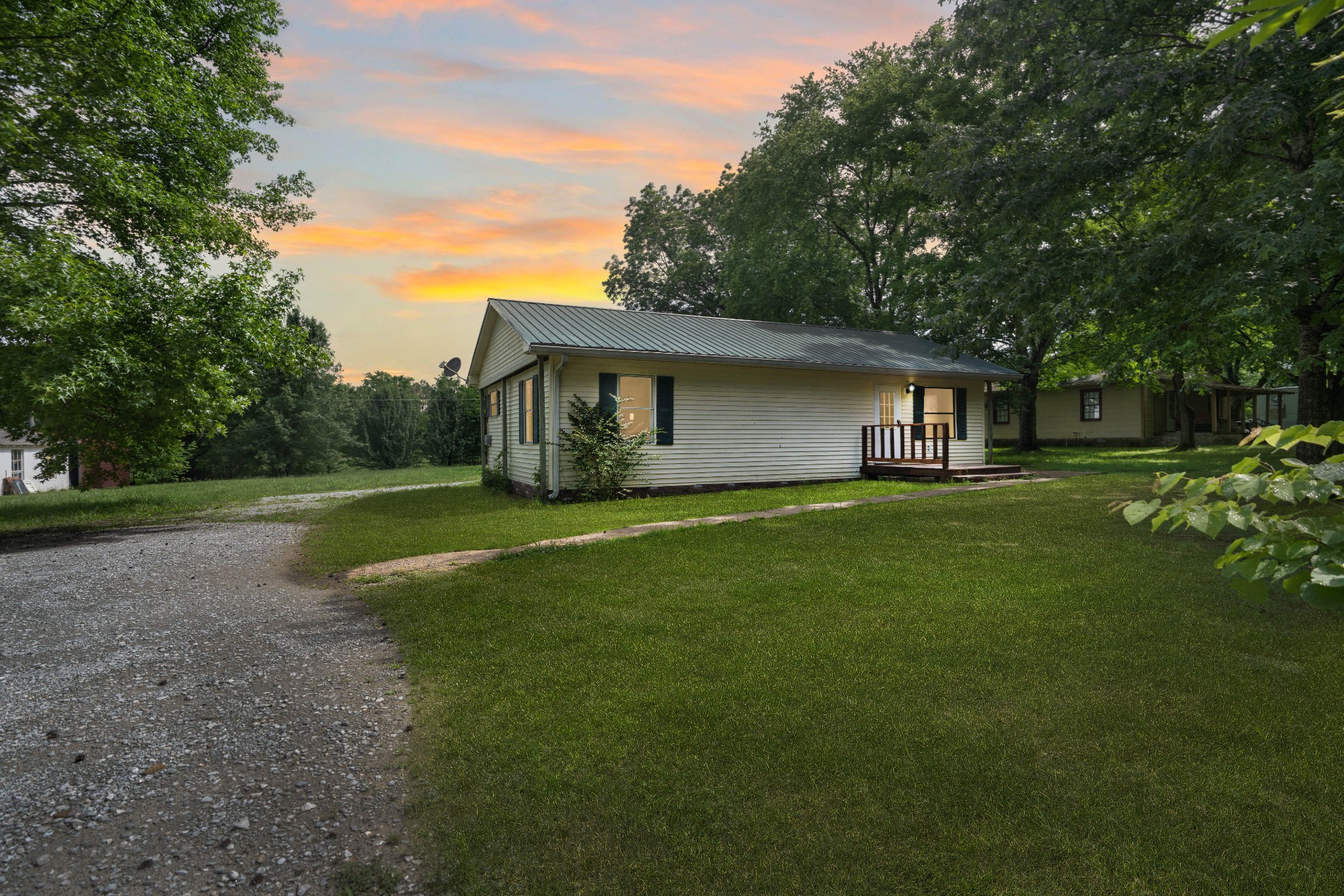 284 Watts Rd Property Photo 1