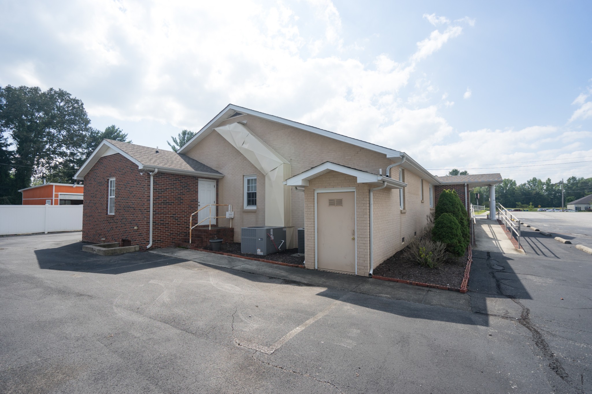 1400 Willow Dr Property Photo 3