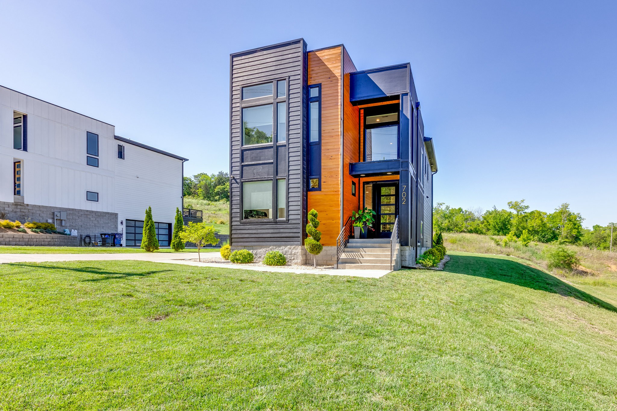 702 W 4th St