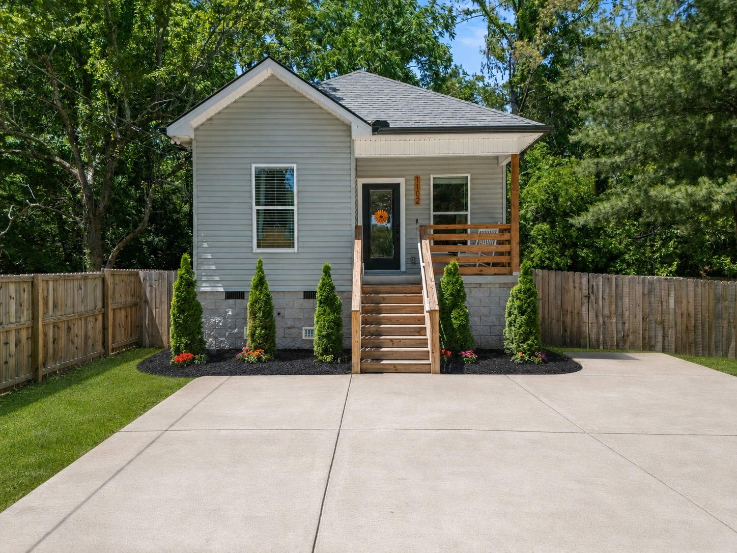 1102 Fernbank Dr Property Photo 1