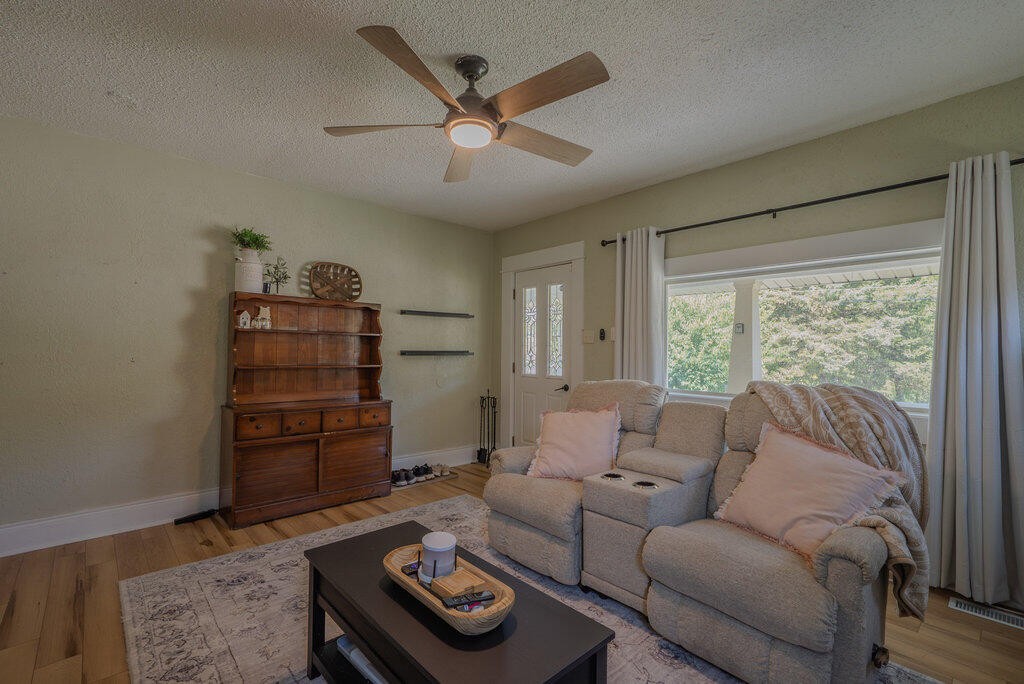3810 Catalpa Avenue Property Photo 12