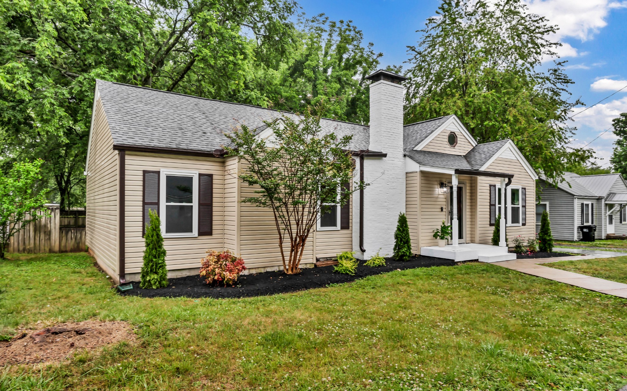 110 E Mcknight Dr Property Photo 4