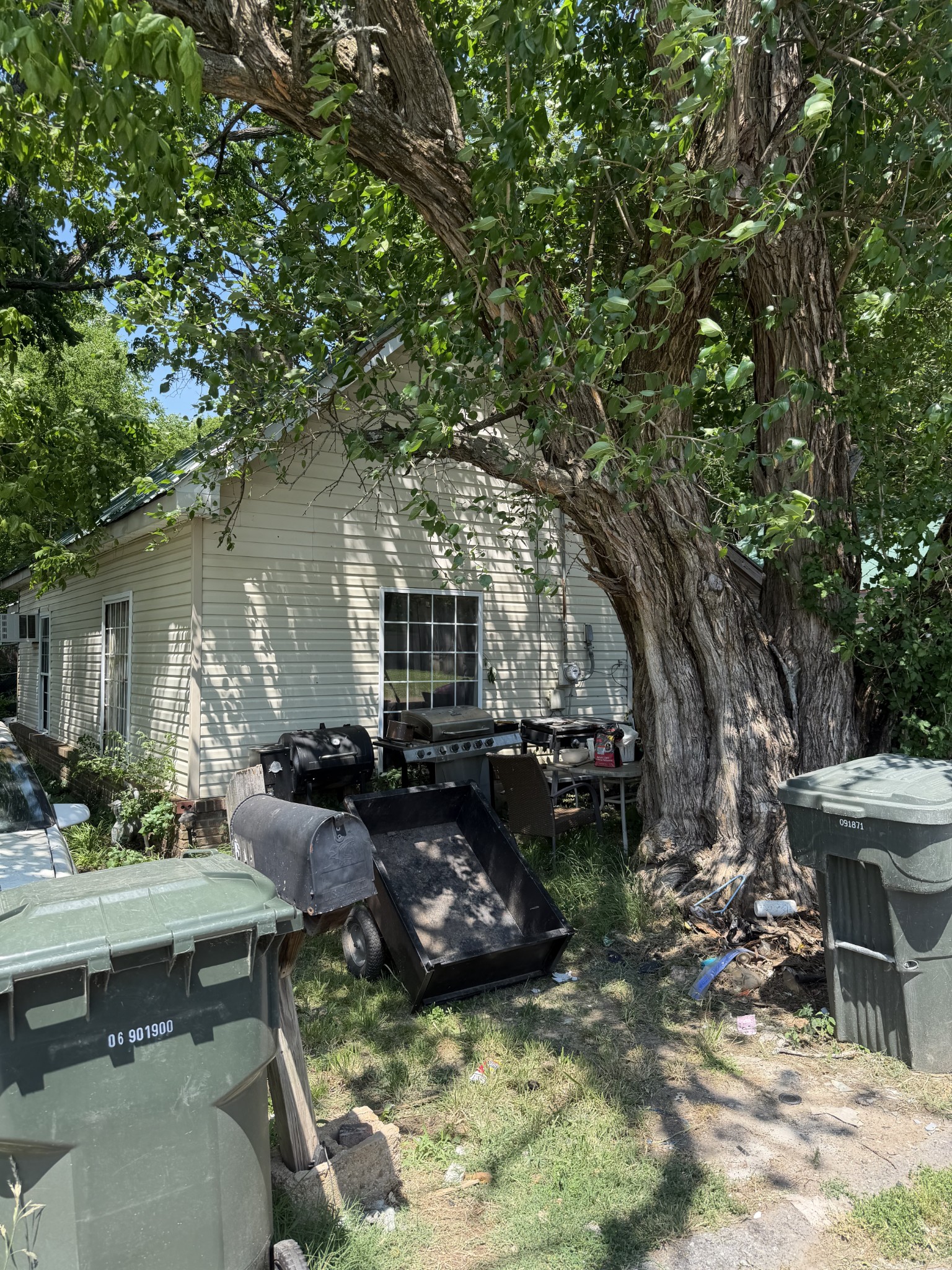 304 20th Ave, E Property Photo 1