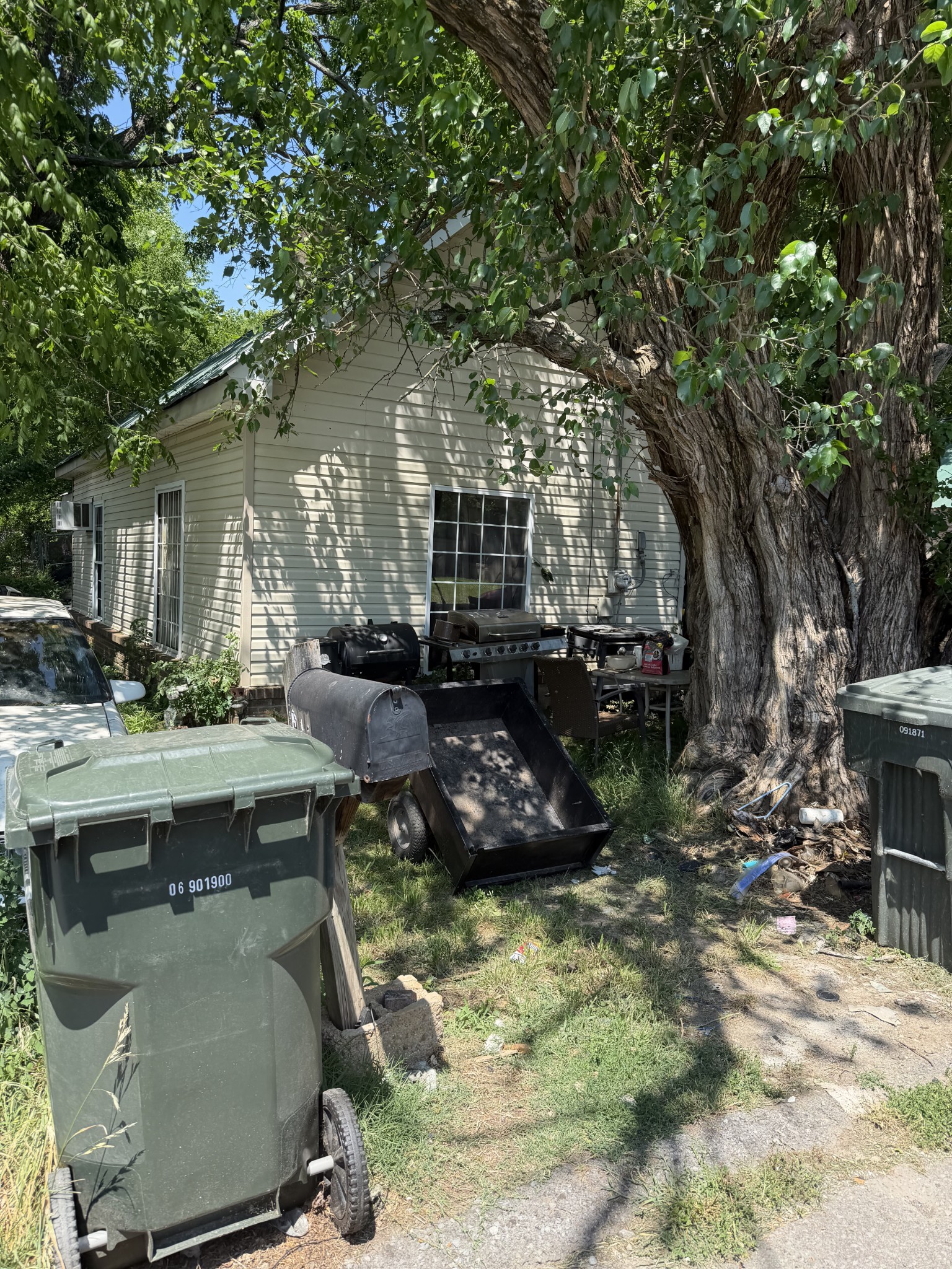 304 20th Ave, E Property Photo 2
