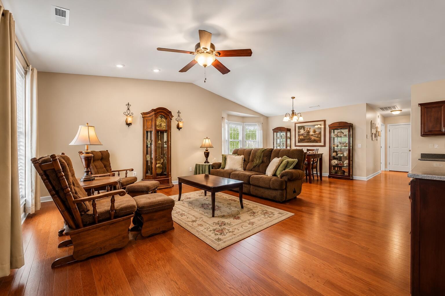 1716 Chelsa Drive, Ne Property Photo 2