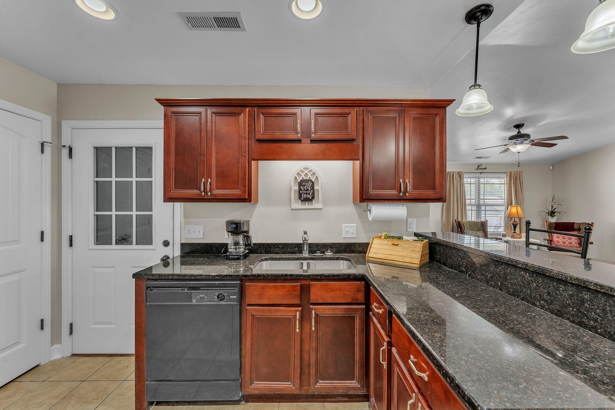 1716 Chelsa Drive, Ne Property Photo 6