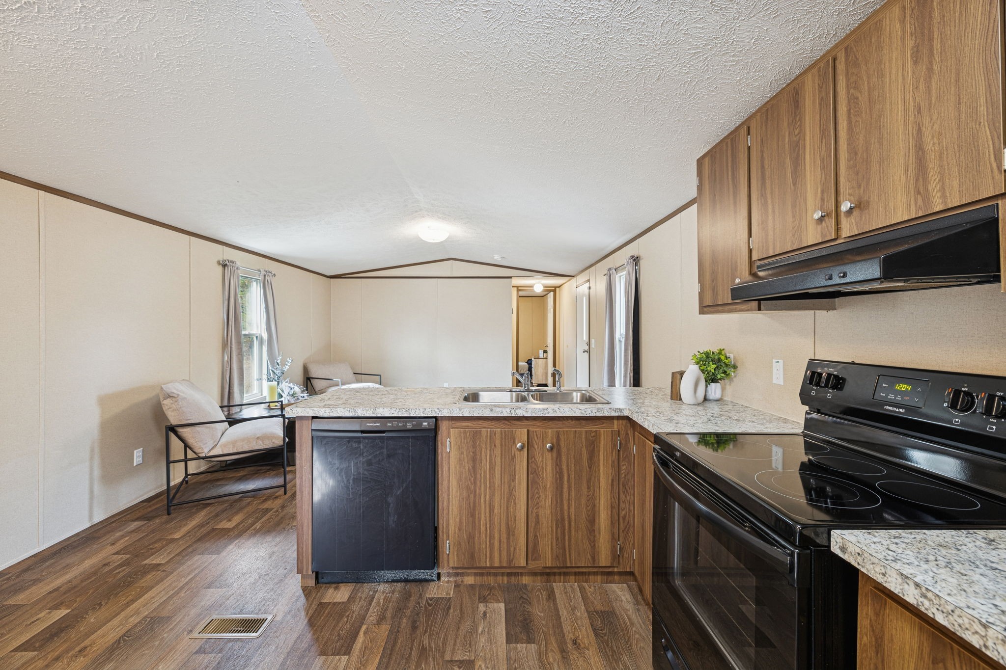 108 Lyell Rd Property Photo 8