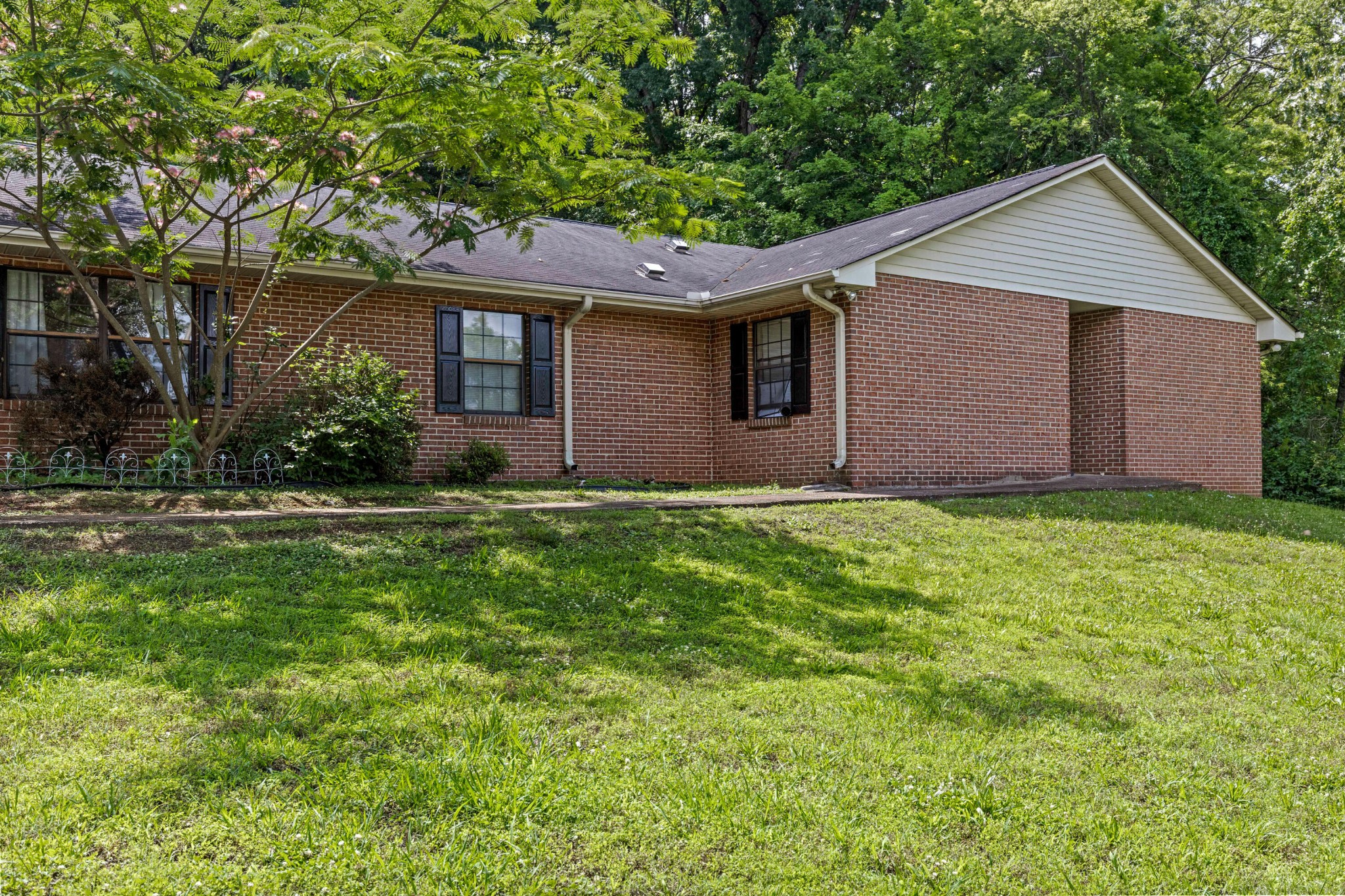916920 Glenwood Drive Property Photo 3