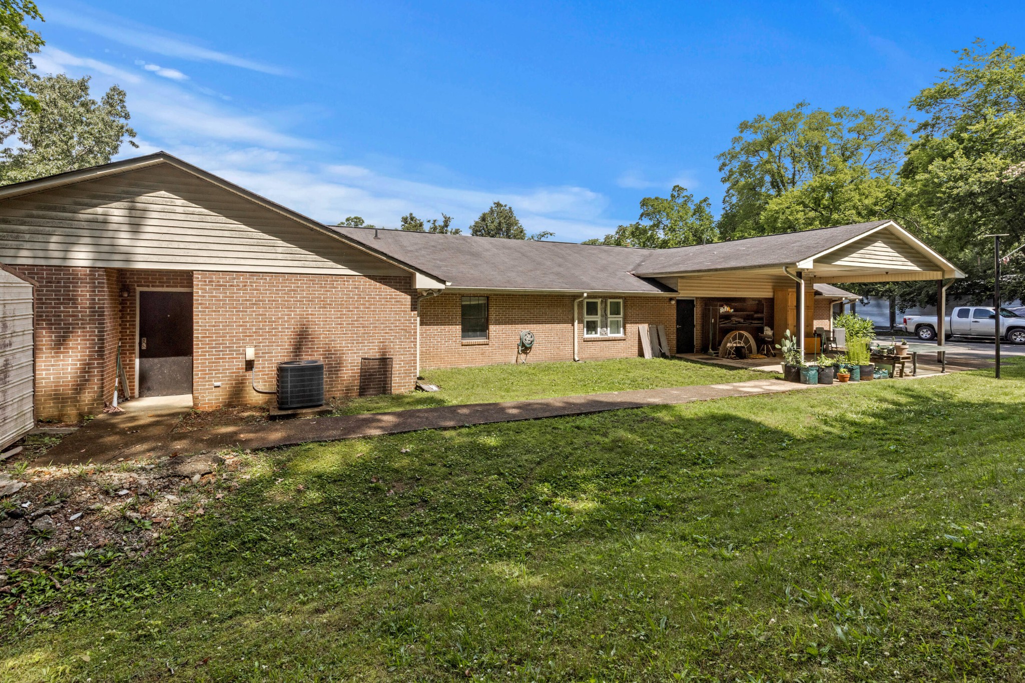 916920 Glenwood Drive Property Photo 4
