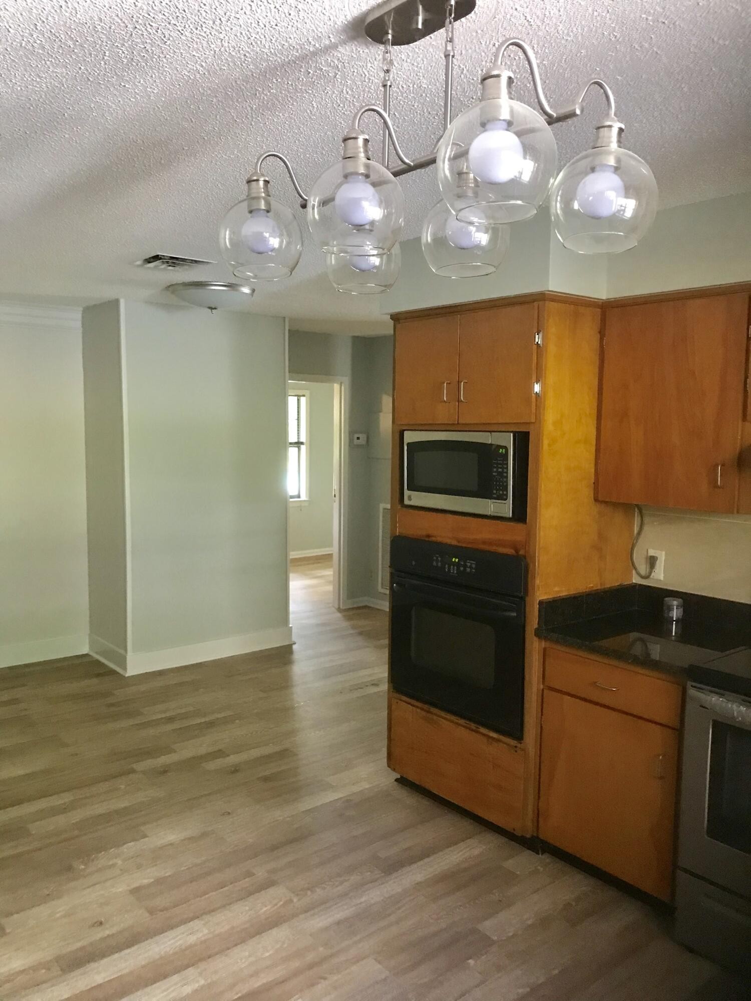 916920 Glenwood Drive Property Photo 9