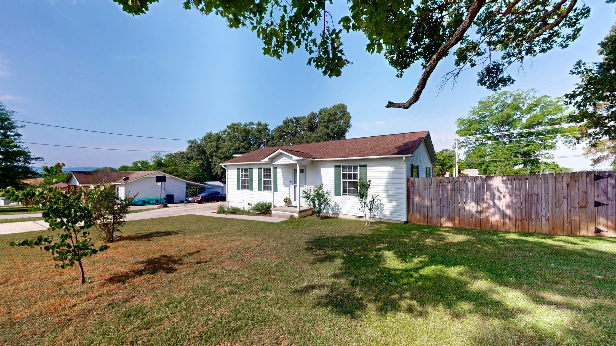 100 Waggoner St Property Photo 4