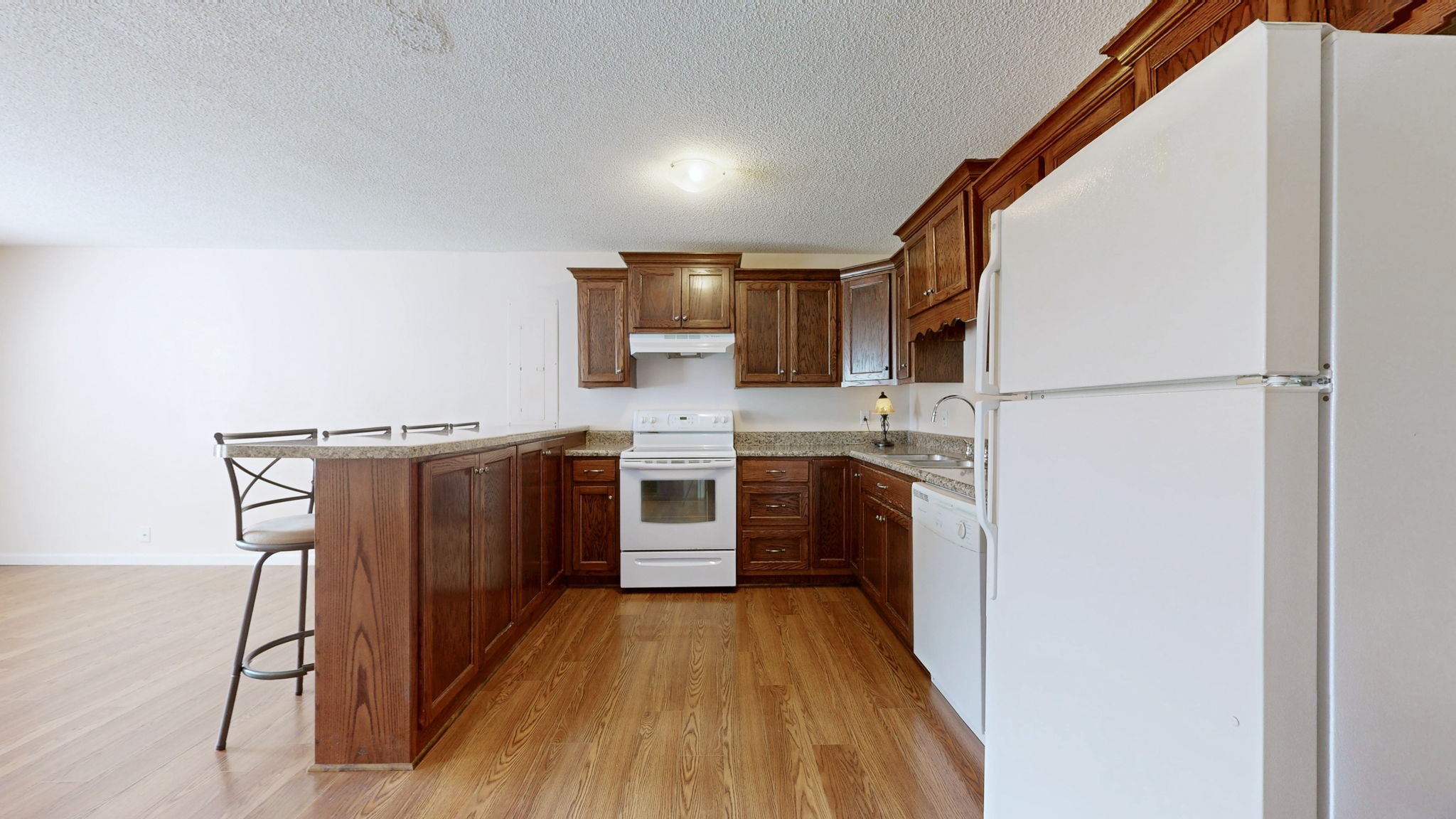 100 Waggoner St Property Photo 10