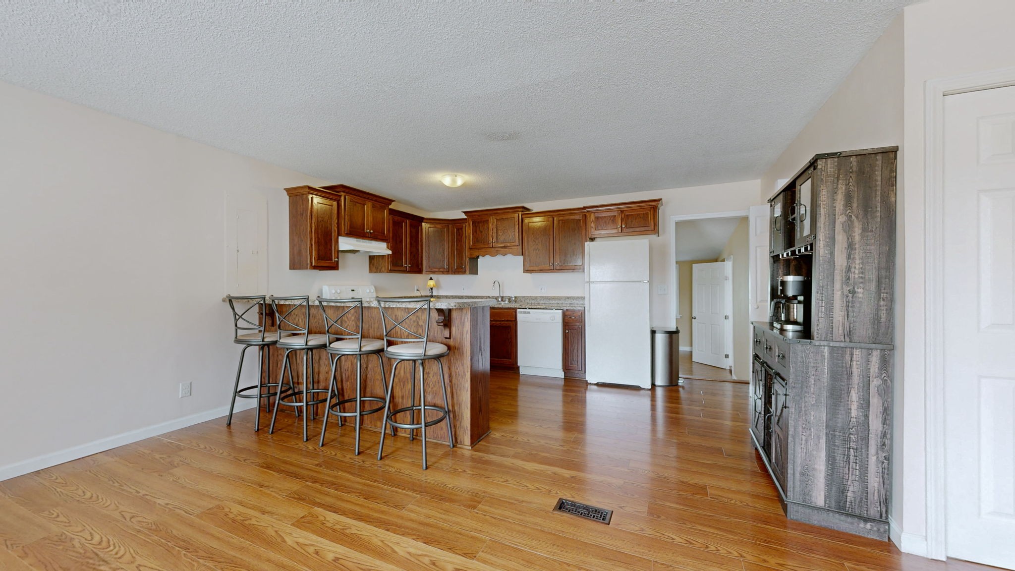 100 Waggoner St Property Photo 11
