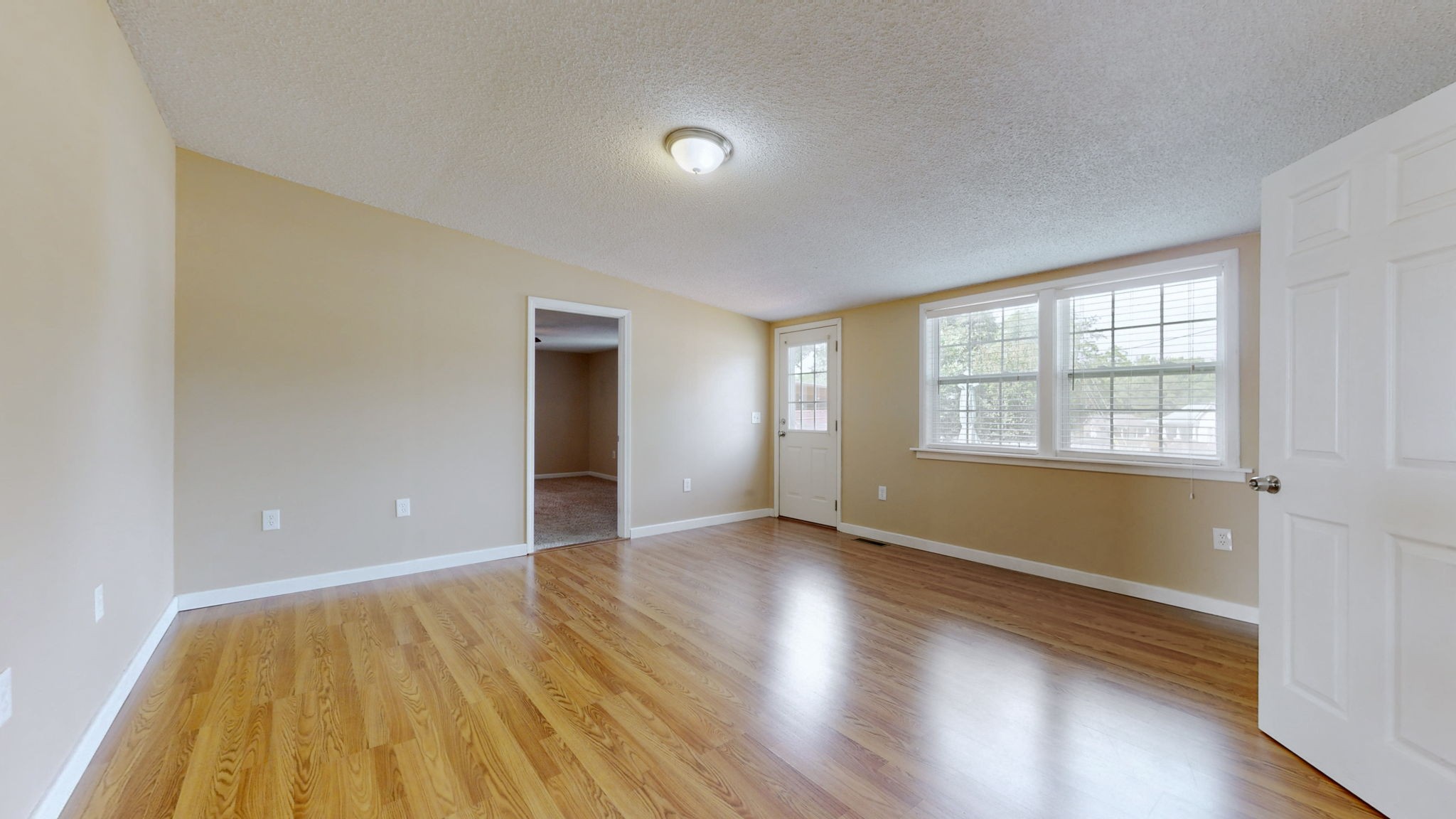 100 Waggoner St Property Photo 13