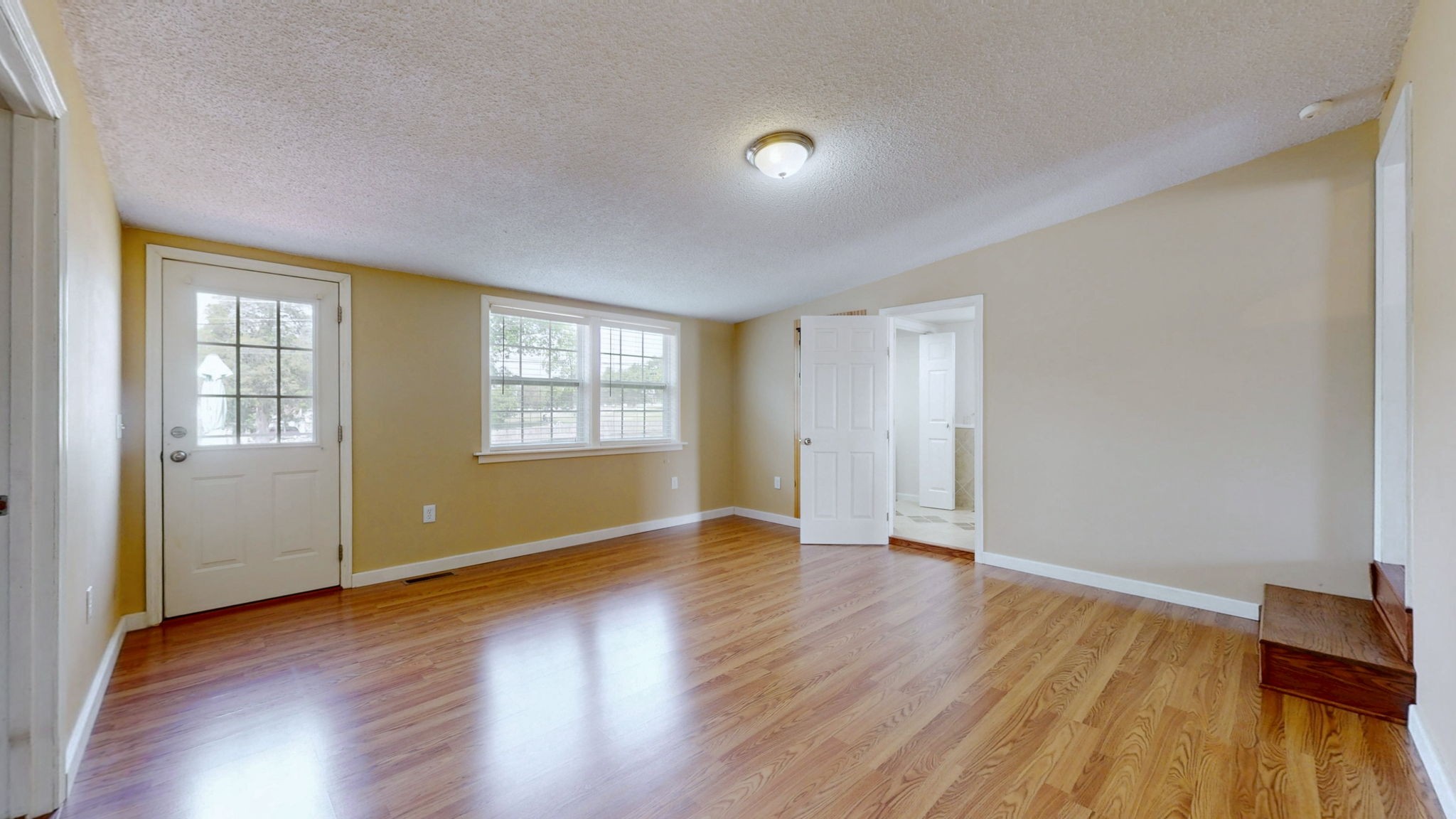 100 Waggoner St Property Photo 14