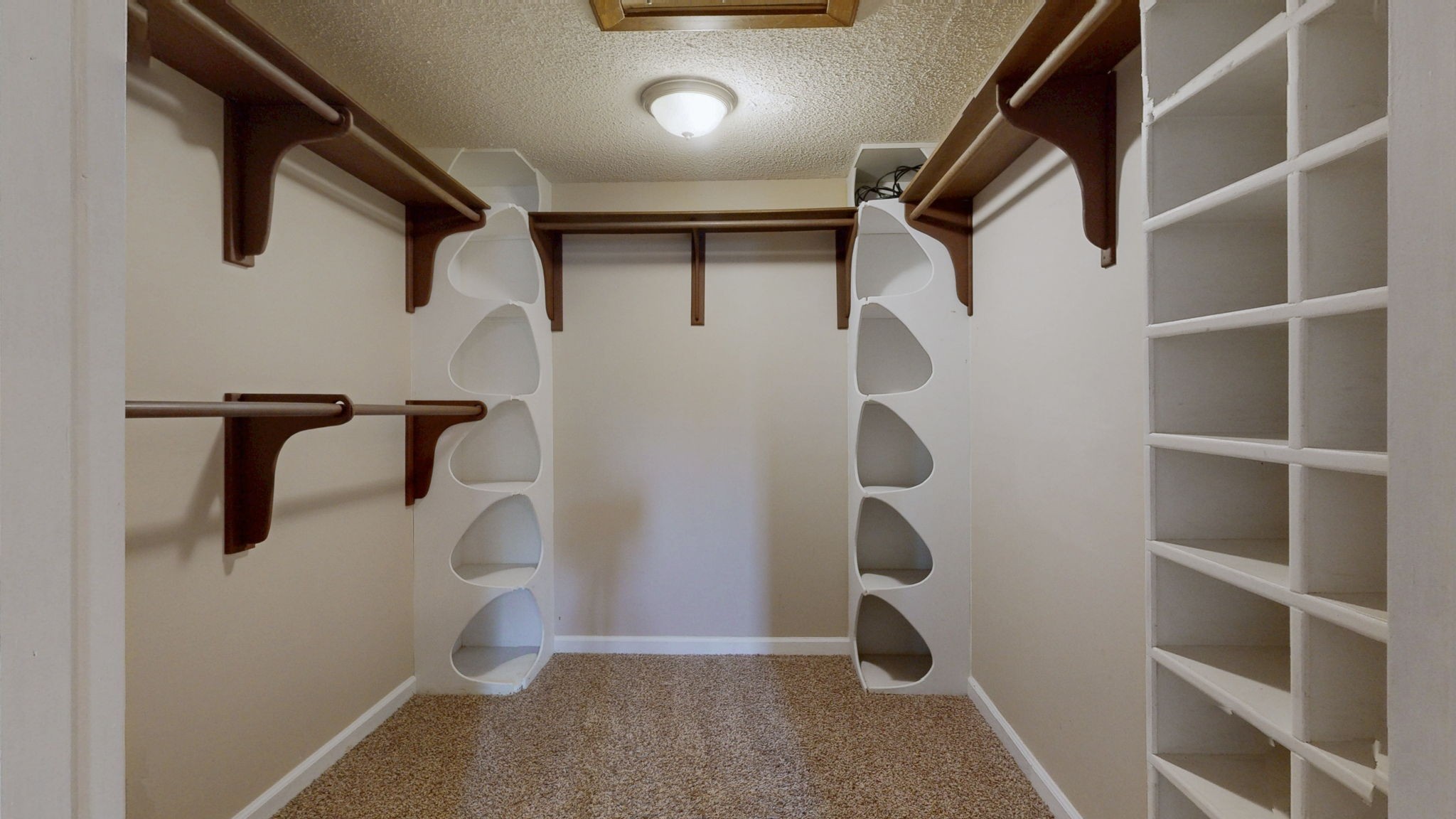 100 Waggoner St Property Photo 19