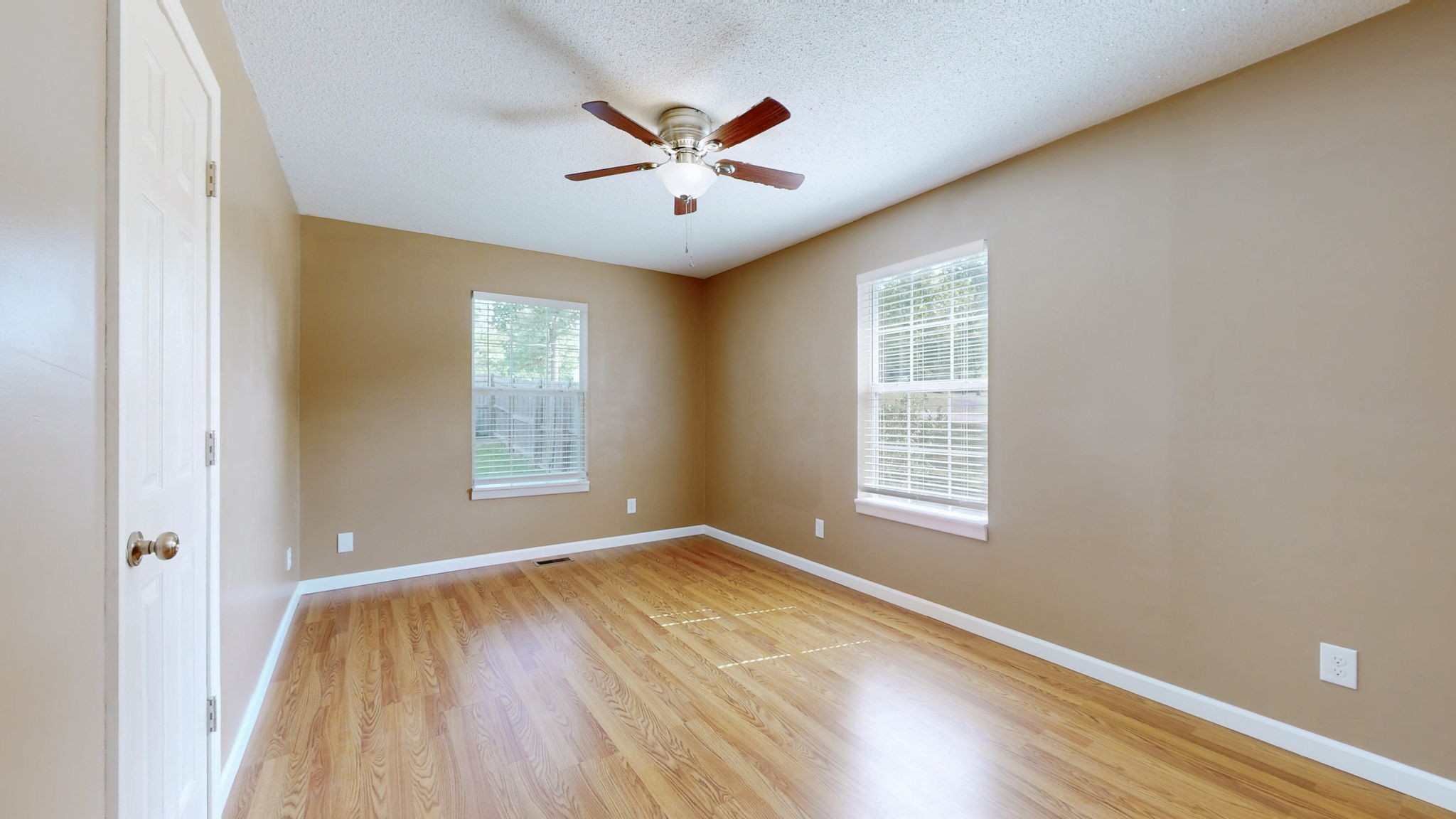 100 Waggoner St Property Photo 23
