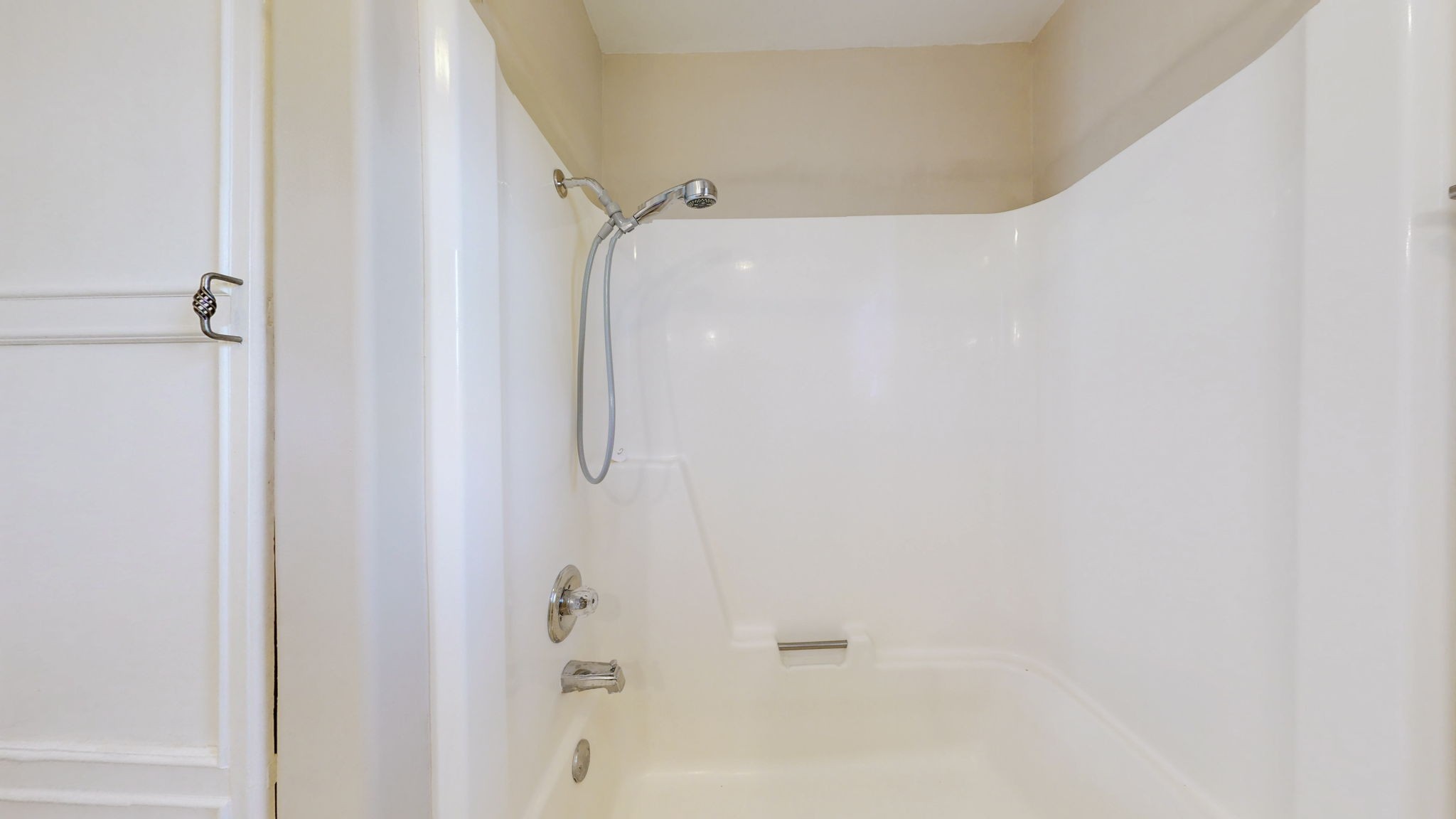 100 Waggoner St Property Photo 27