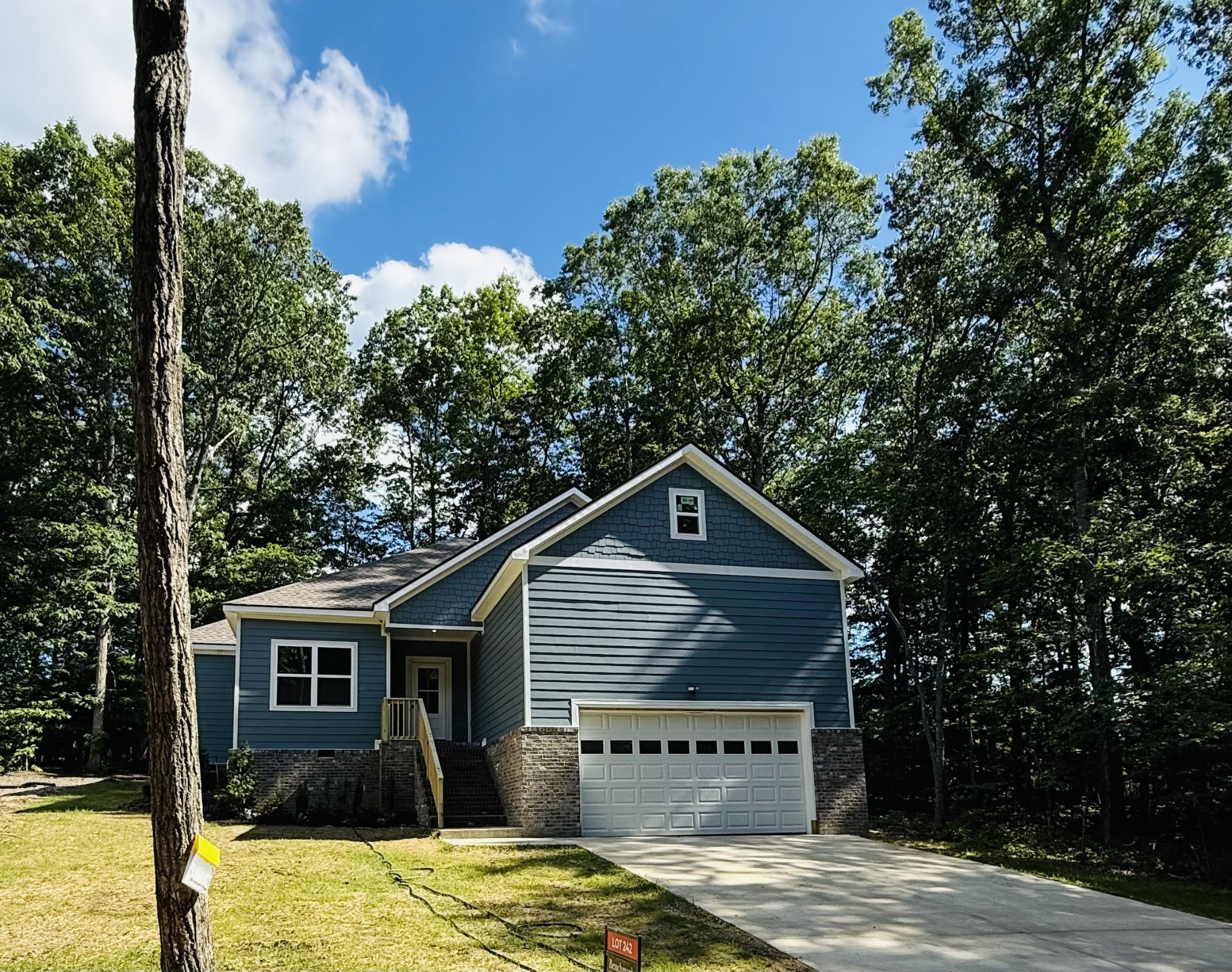 169 Anglewood Dr Property Photo 1