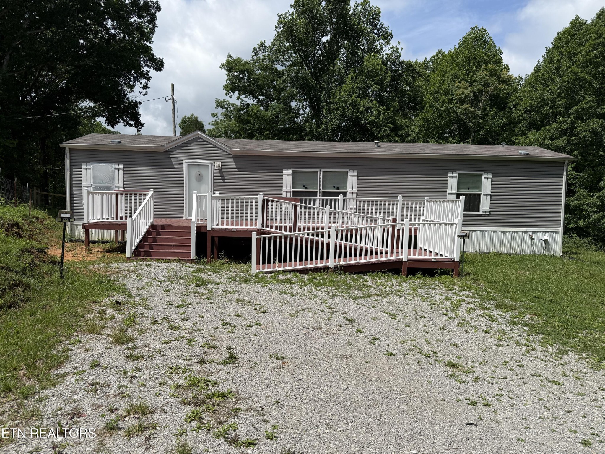 1366 Pearl Hinds Rd Property Photo 1
