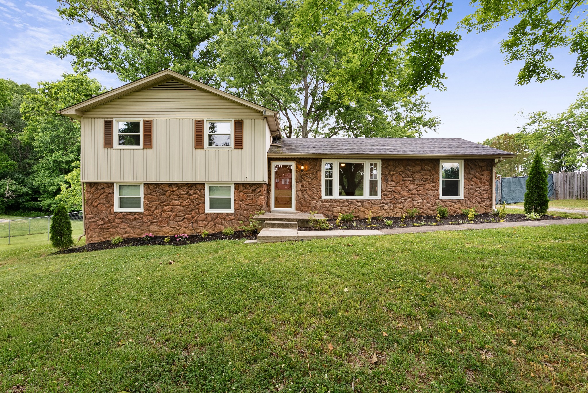 108 W Circle Dr Property Photo 1