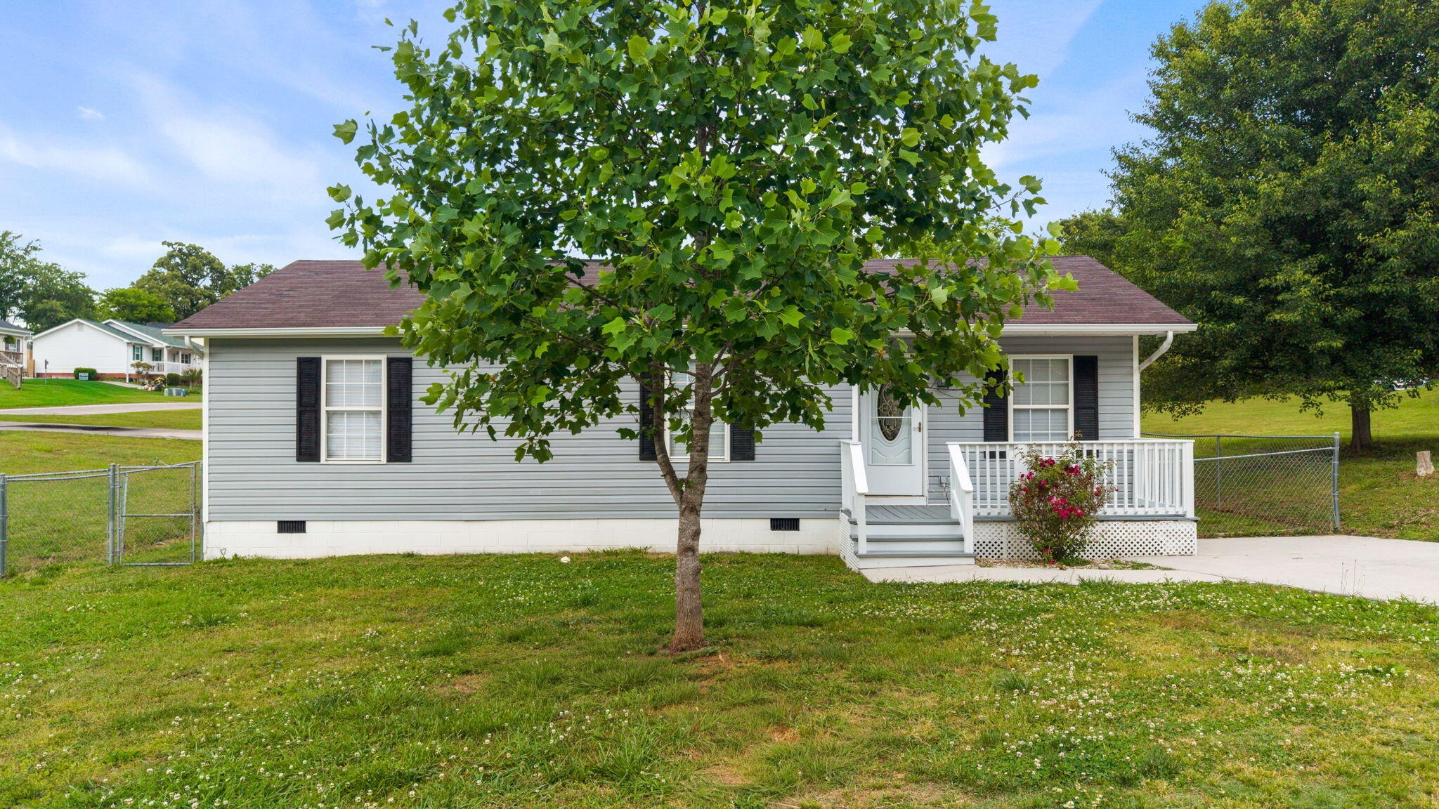 1541 Oak Tree Lane, SE Property Photo 1