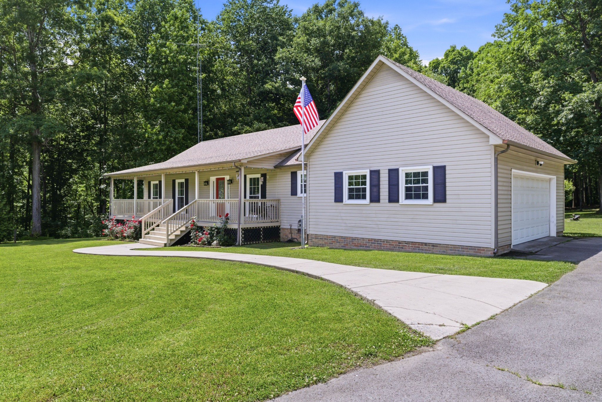552 Jack Thomas Dr Property Photo 1