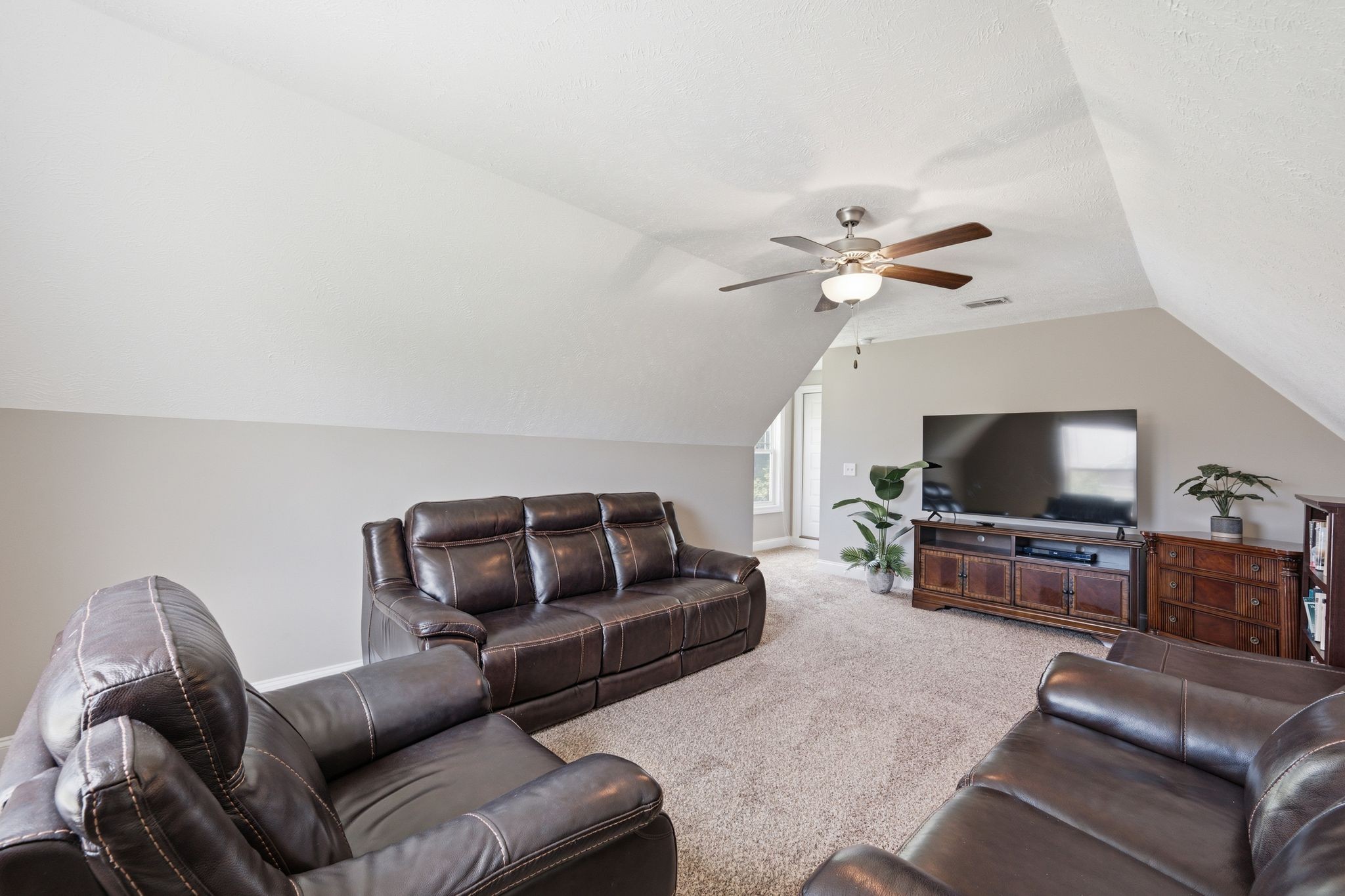 640 Laurel Ln Property Photo 20