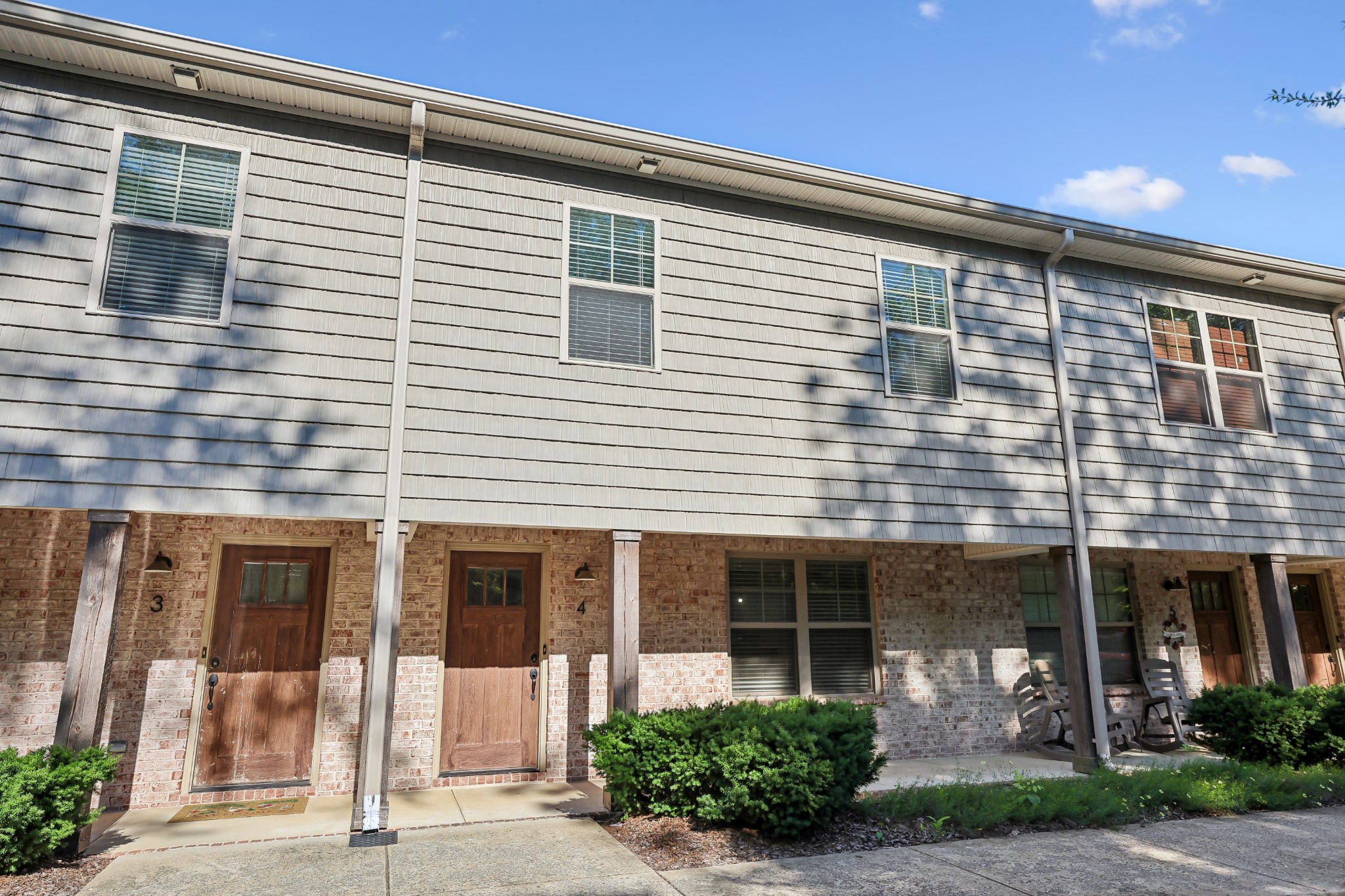 2506 E Main St