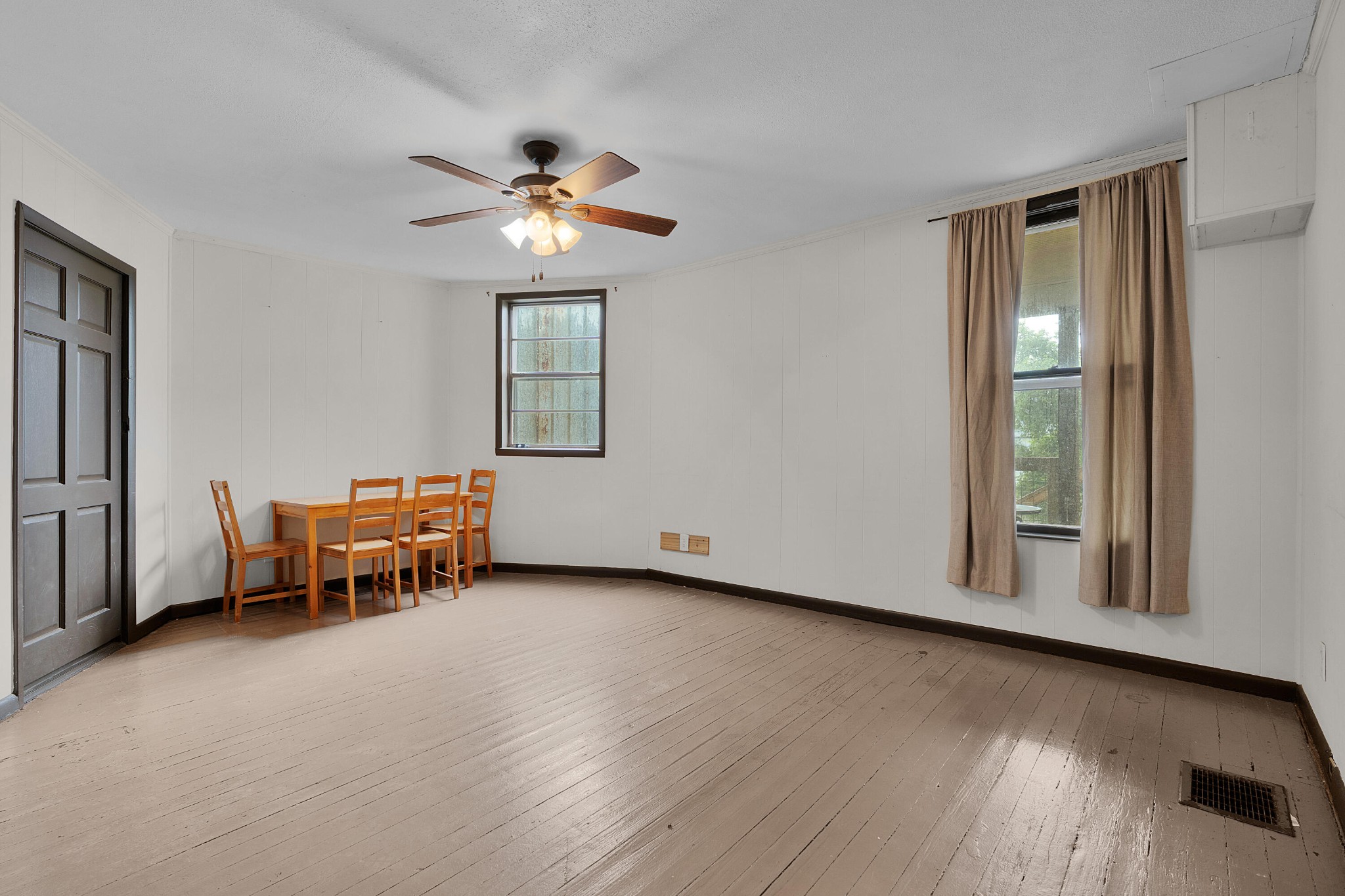 812 E 10th Street Property Photo 8